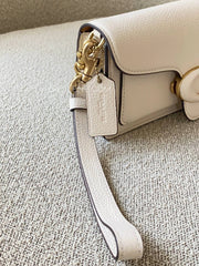 detail-samping-Coach-Tabby-Crossbody-Wristlet-Chalk-balilene