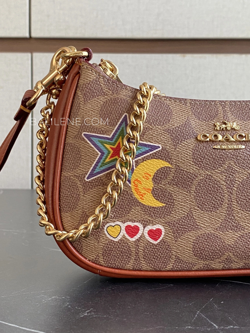 detail-samping-Coach-Teri-Mini-Crossbody-Bag-In-Signature-Canvas-With-Sticker-Print-Tan-Multi-balilene