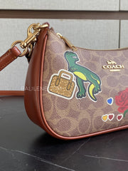 detail-samping-Coach-Teri-Shoulder-Bag-In-Signature-Canvas-With-Sticker-Print-Gold-Tan-Multi-balilene