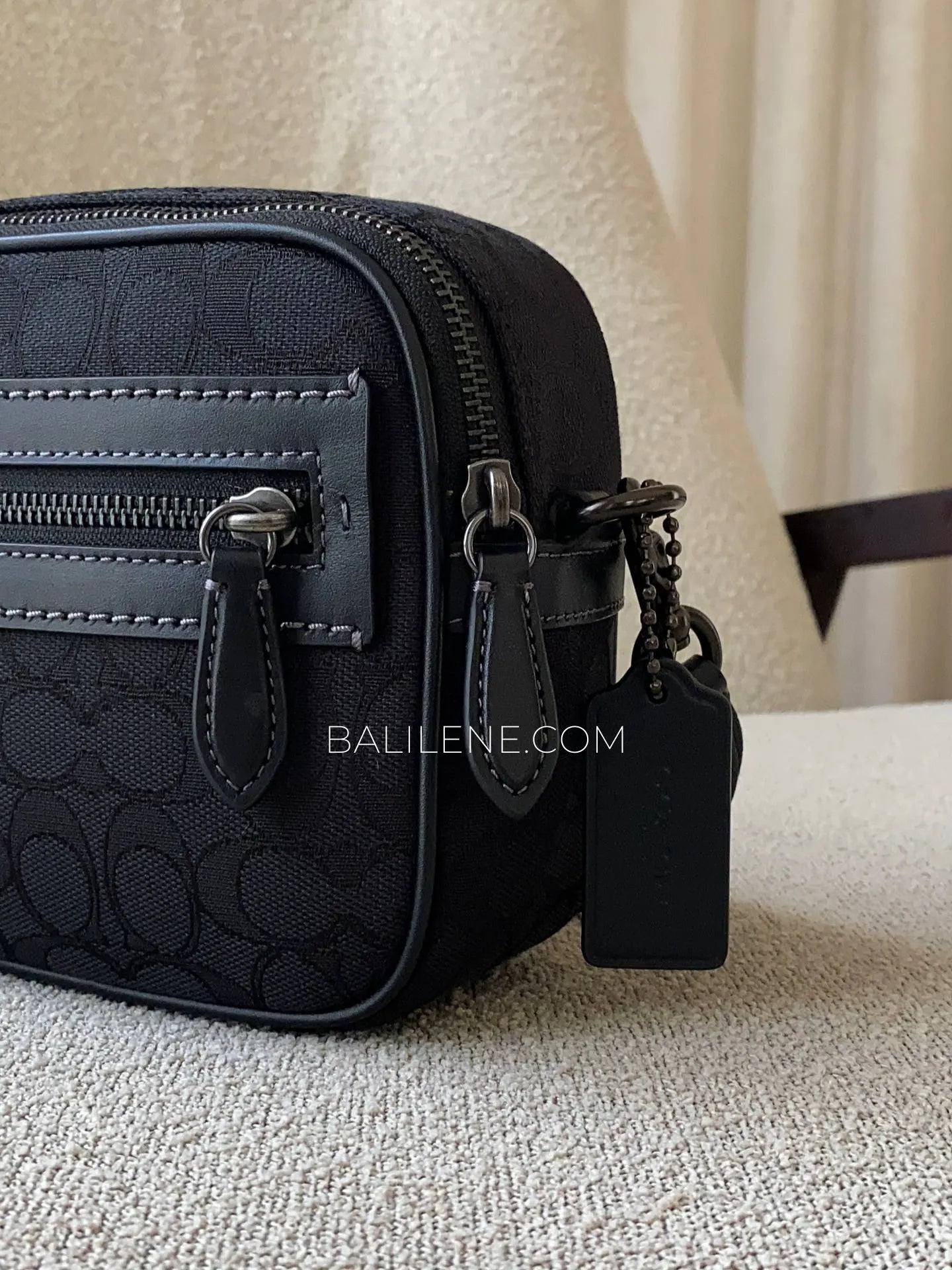 detail-samping-Coach-Theo-Camera-Bag-In-Signature-Jacquard-Black-balilene