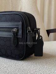 detail-samping-Coach-Theo-Camera-Bag-In-Signature-Jacquard-Black-balilene
