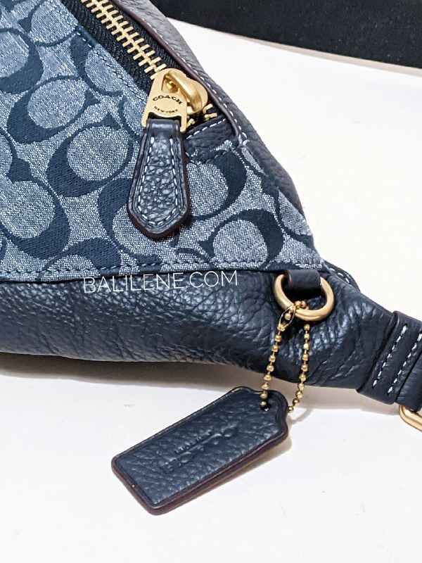 detail-samping-Coach-Warren-Belt-Bag-In-Signature-Chambray-Denim