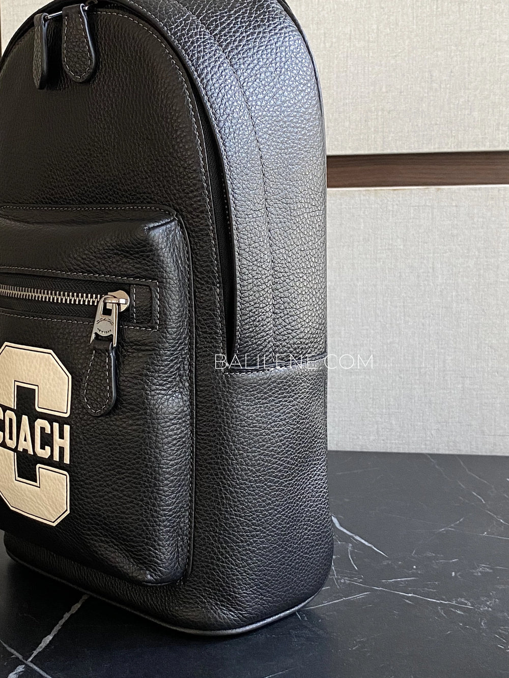detail-samping-Coach-West-Pack-With-Varsity-Motif-Black-Chalk-balilene