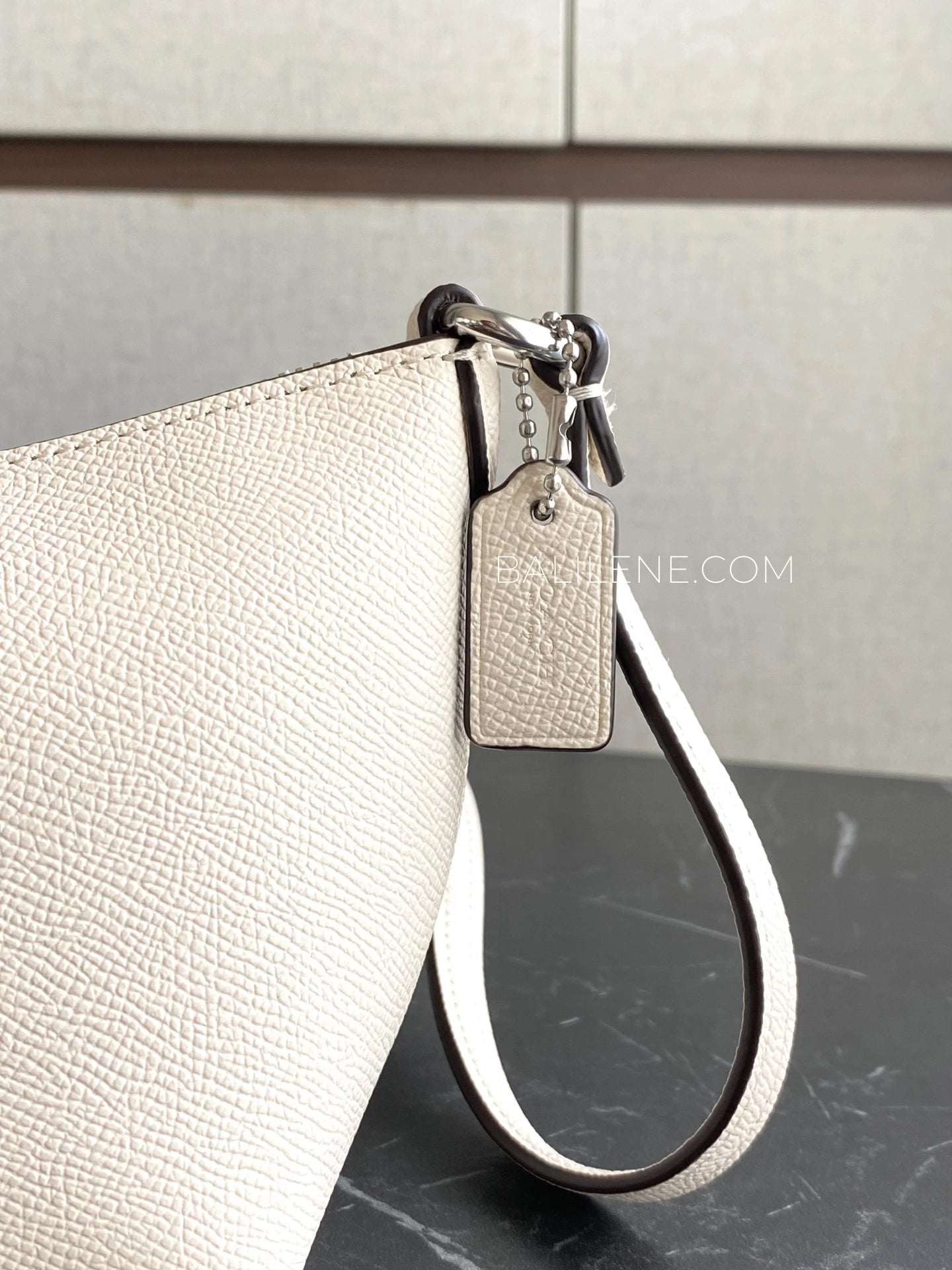 detail-samping-Coach-Zip-Crossbody-Bag-Crossgrain-Leather-Chalk-balilene