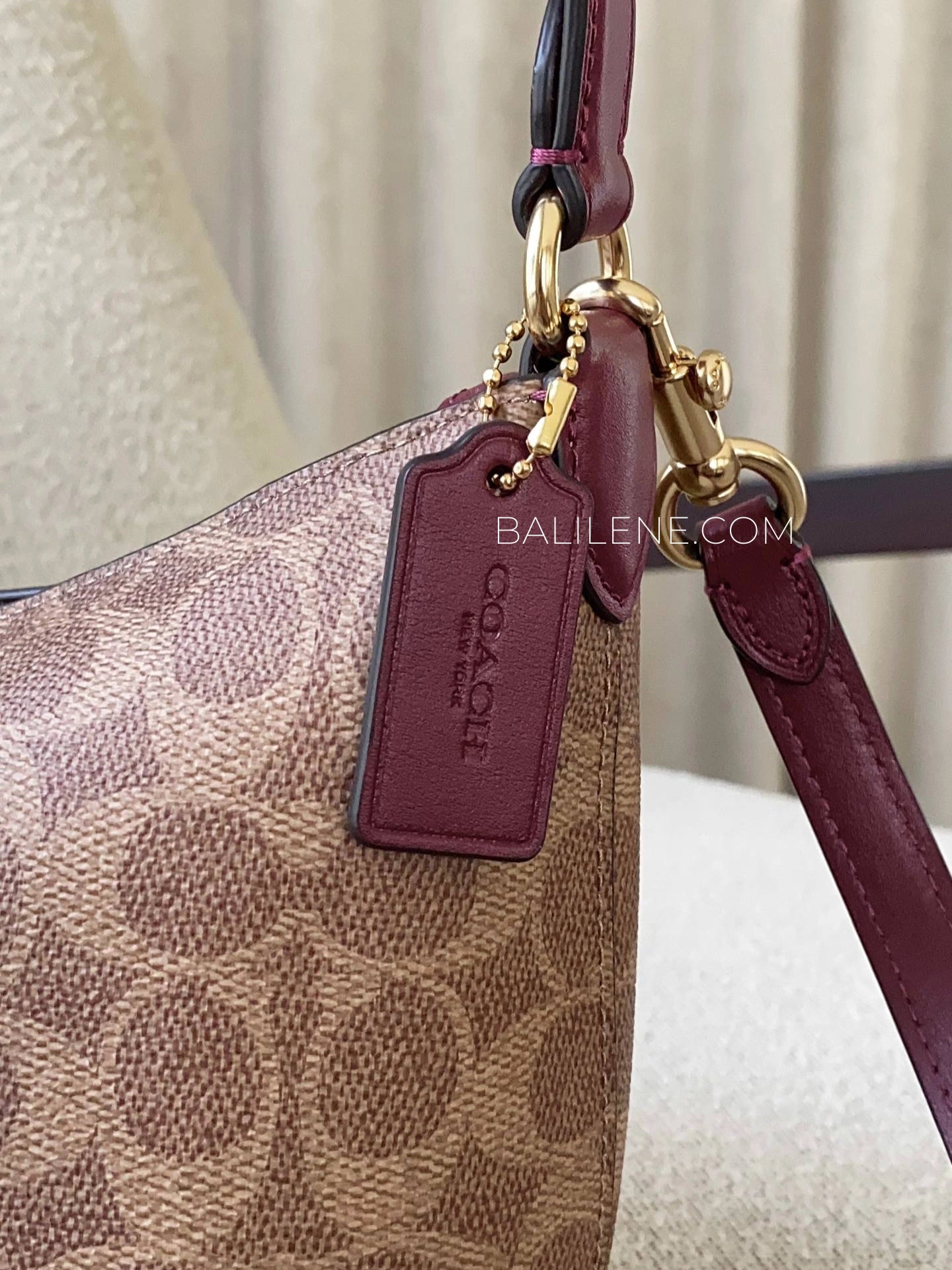 detail-samping-Coach-Zip-Top-Shoulder-Bag-In-Signature-Canvas-With-Horse-And-Carriage-Print-Tan-Black-Cherry-balilene