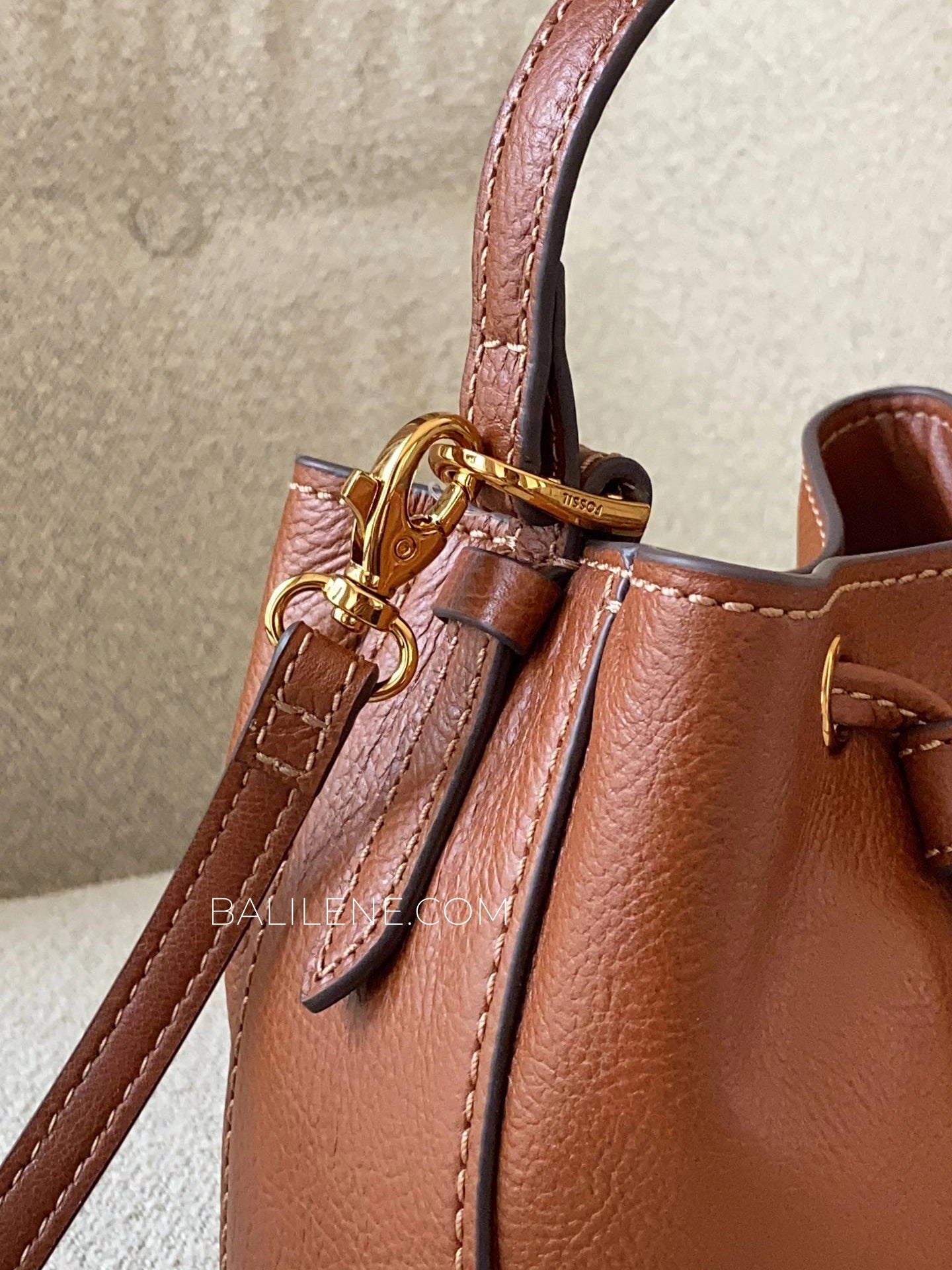 detail-samping-Fossil-Tessa-Small-Bucket-Crossbody-Brown-balilene