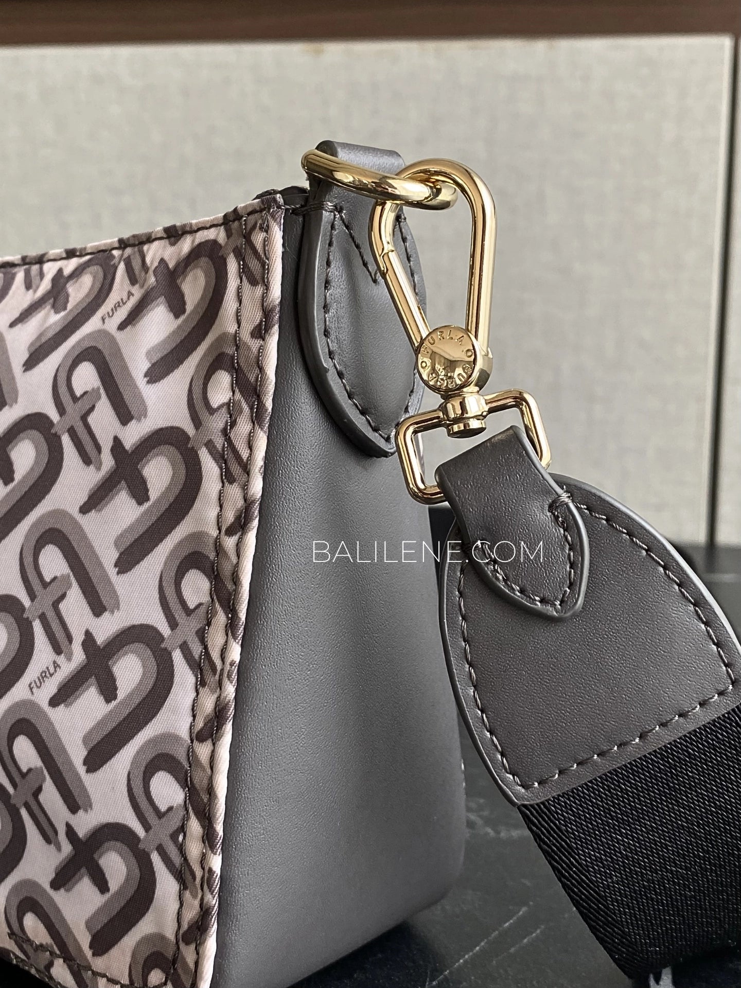 detail-samping-Furla-Atena-Crossbody-Neutral-Multi-balilene