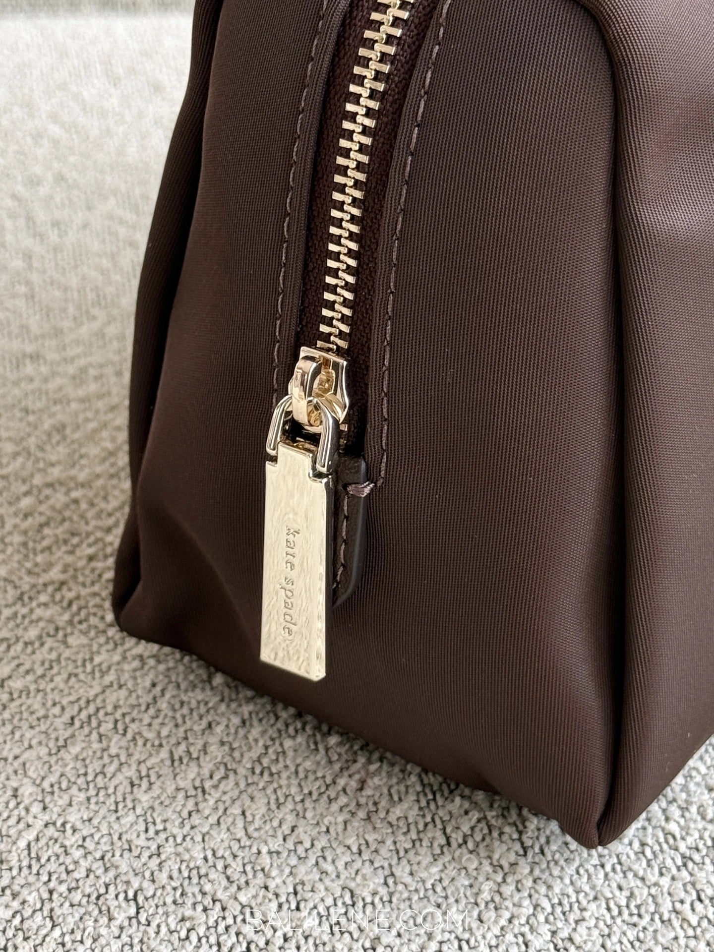 detail-samping-Kate-Spade-Carter-Nylon-Cosmetic-Pouch-Hot-Fudge-balilene