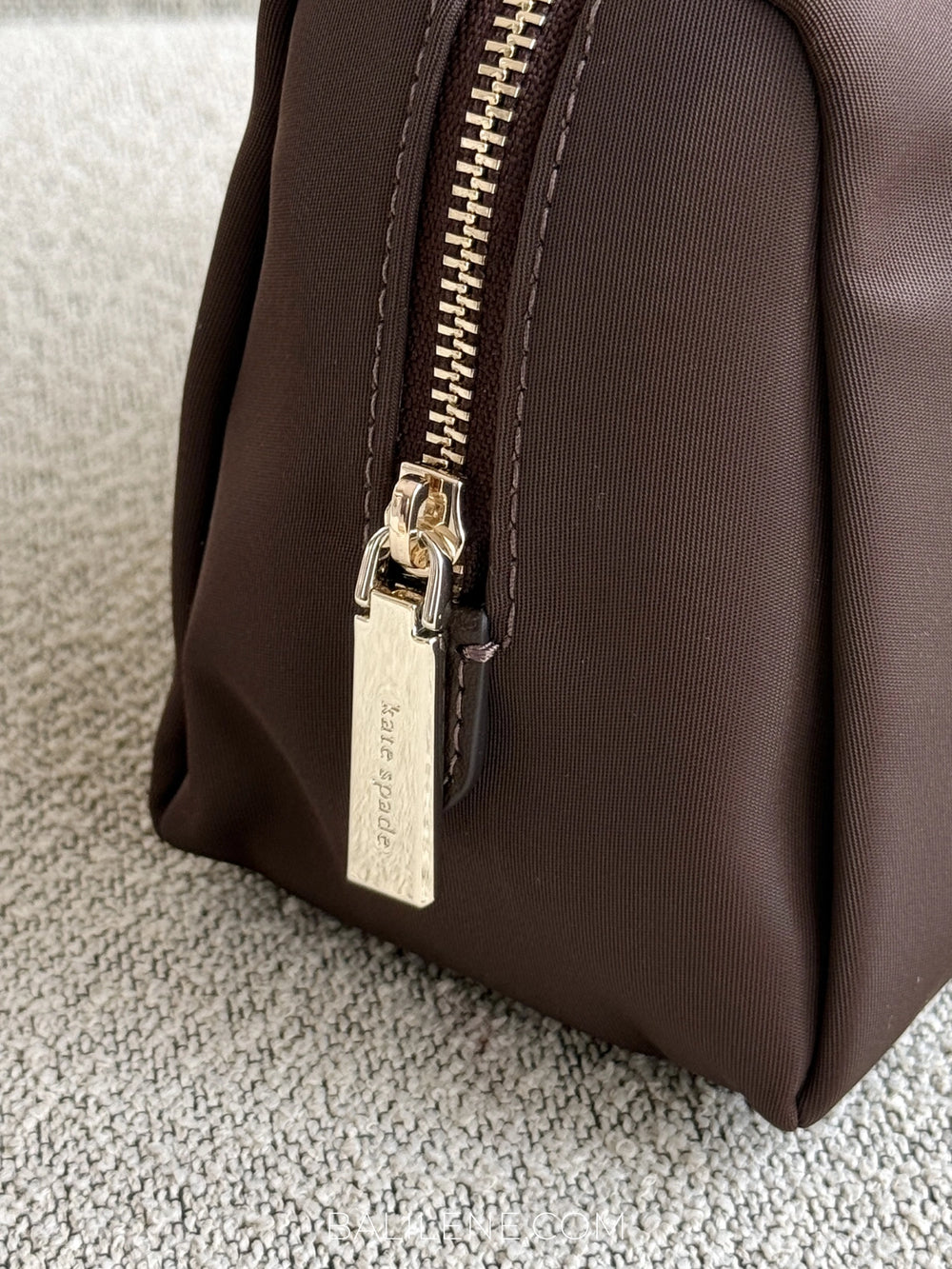detail-samping-Kate-Spade-Carter-Nylon-Cosmetic-Pouch-Hot-Fudge-balilene