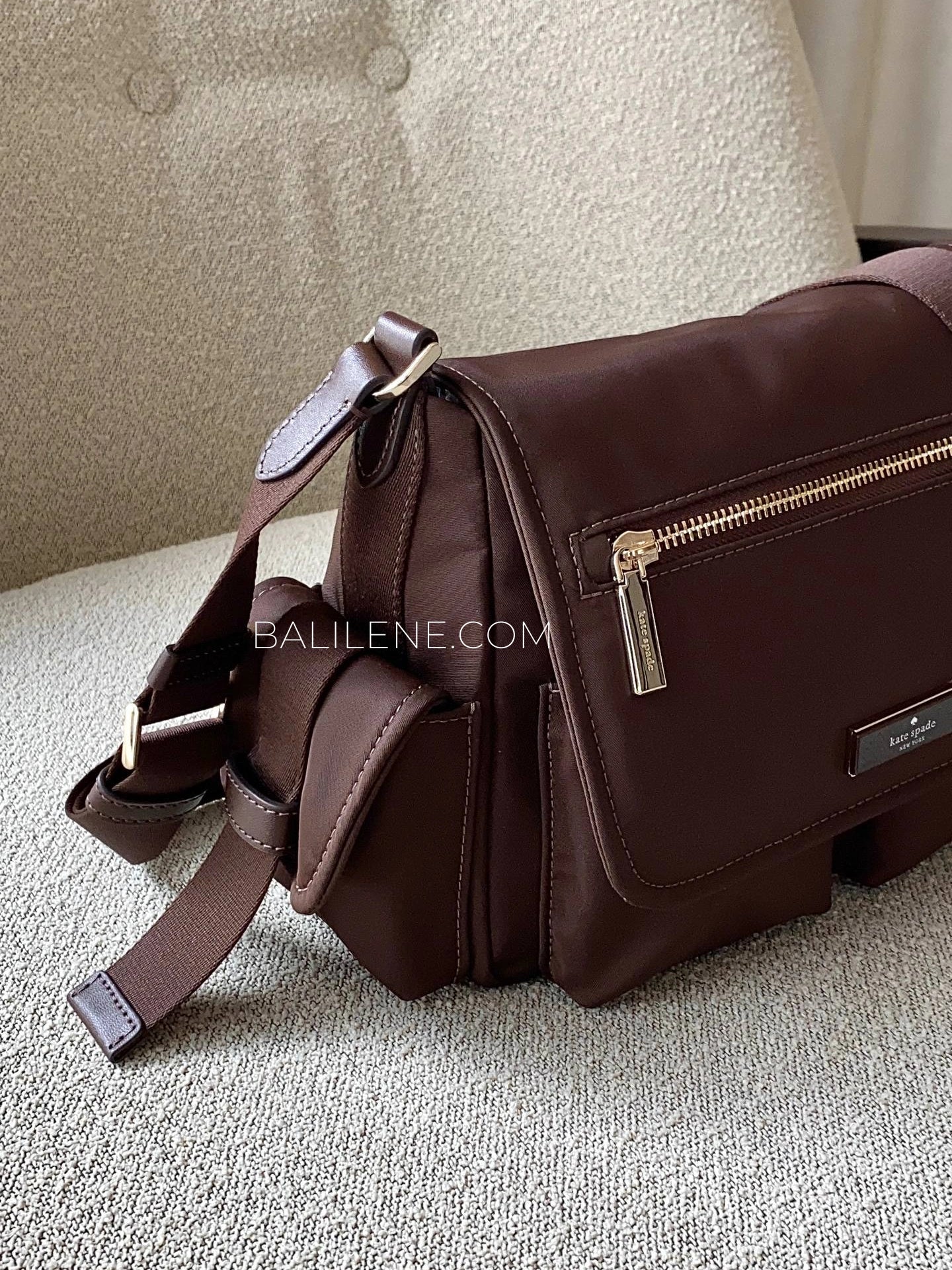 detail-samping-Kate-Spade-Carter-Nylon-Messenger-Cargo-Crossbody-Bag-Hot-Fudge-balilene