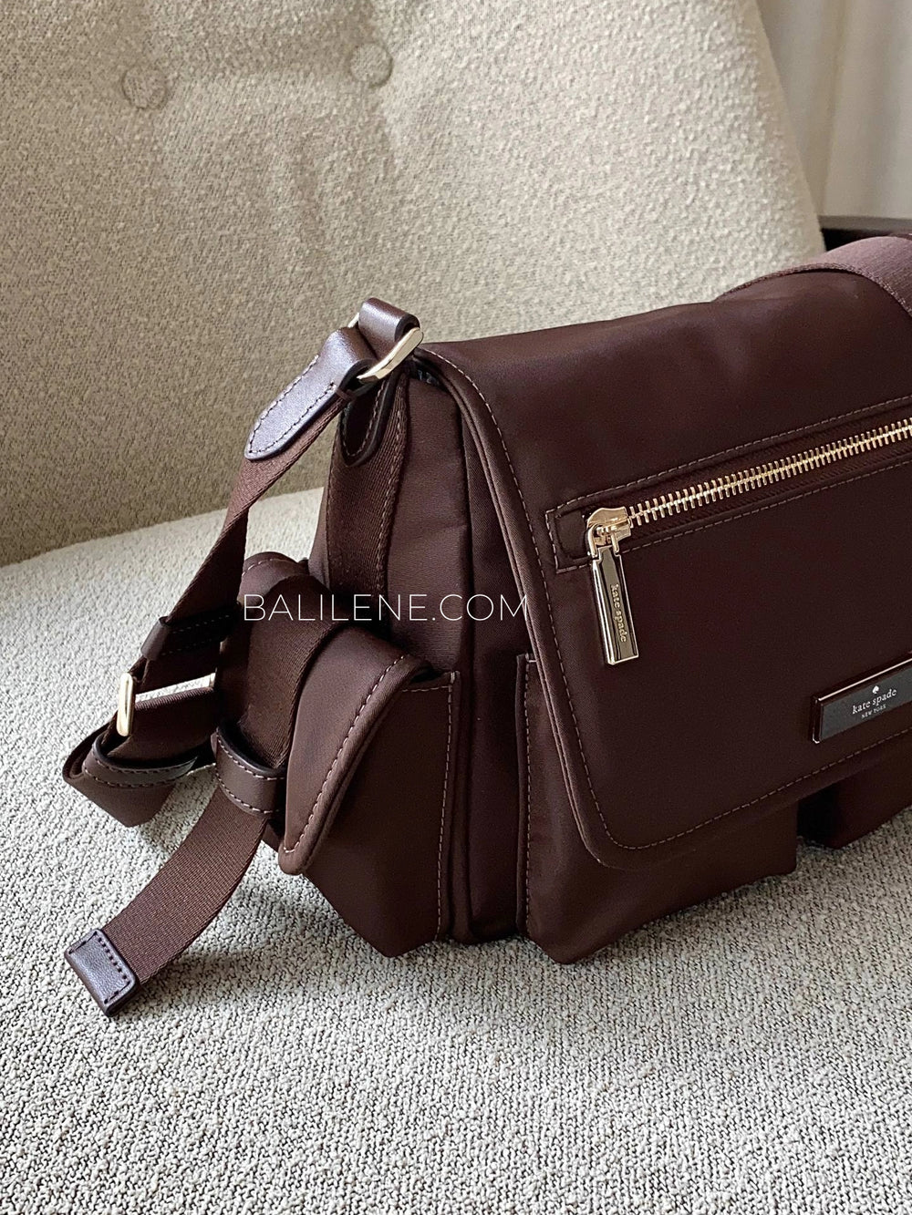 detail-samping-Kate-Spade-Carter-Nylon-Messenger-Cargo-Crossbody-Bag-Hot-Fudge-balilene