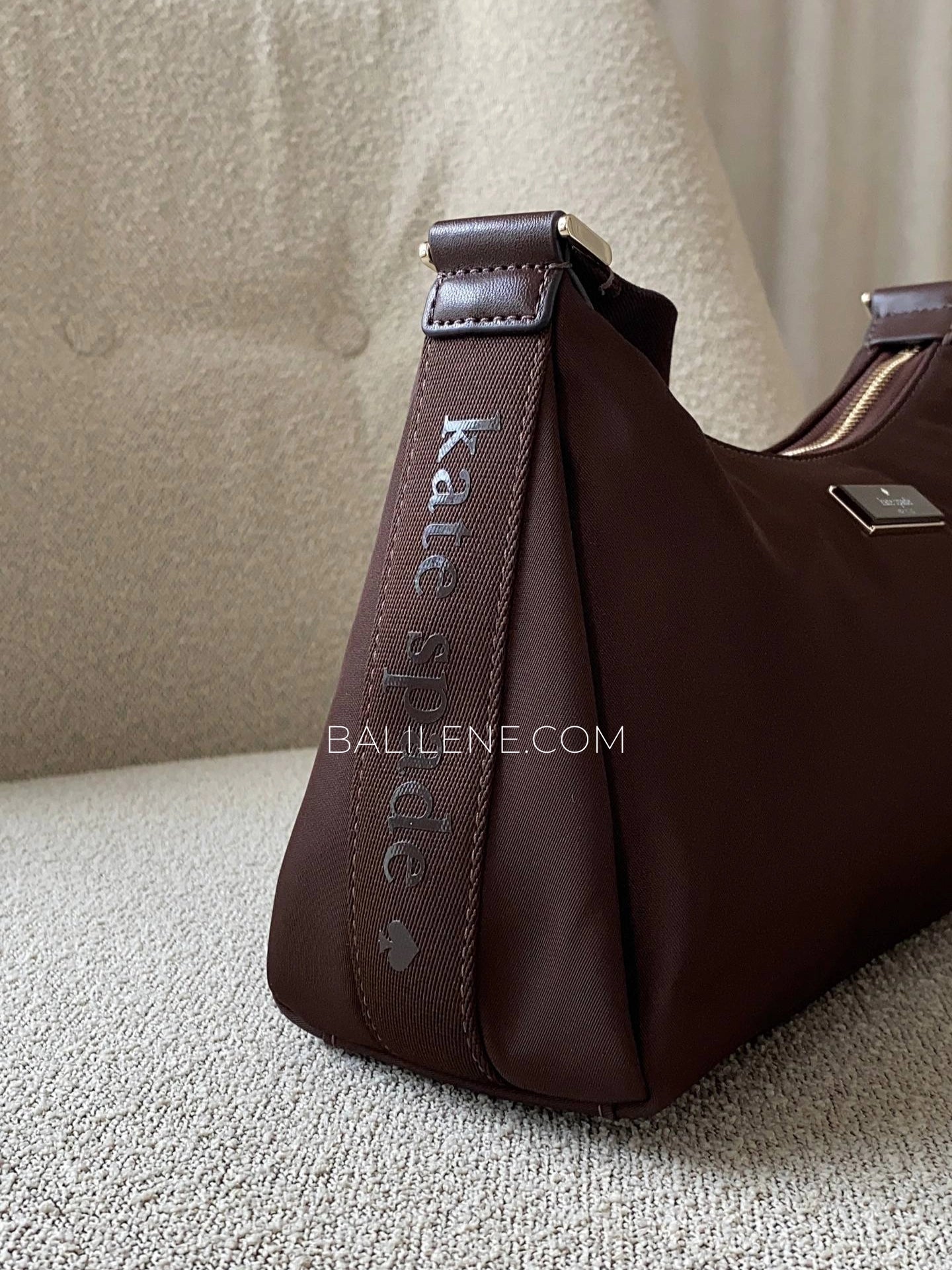 detail-samping-Kate-Spade-Carter-Nylon-Small-Shoulder-Bag-Hot-Fudge-balilene