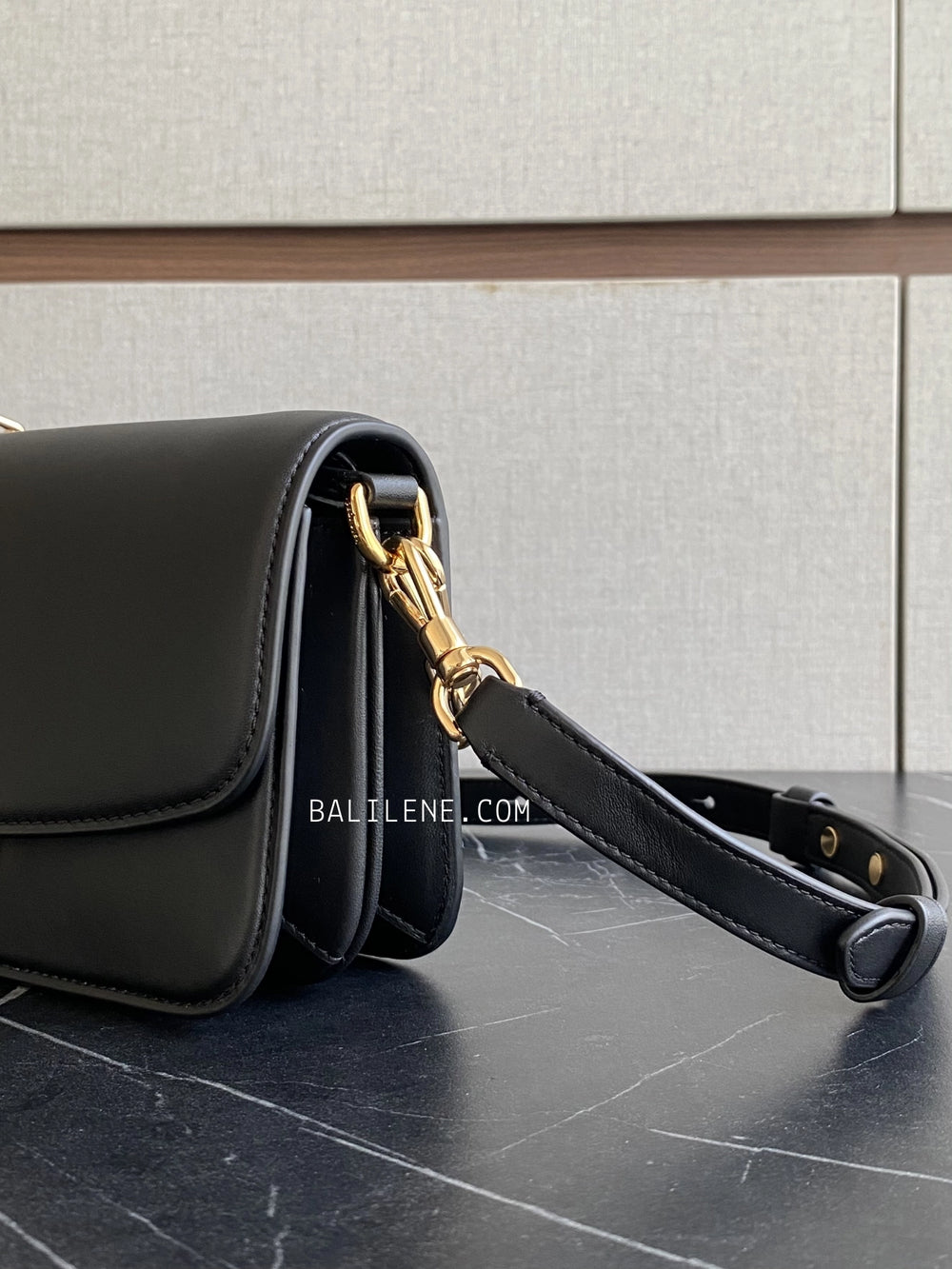 detail-samping-Kate-Spade-Dakota-Small-Crossbody-Bag-Black-balilene
