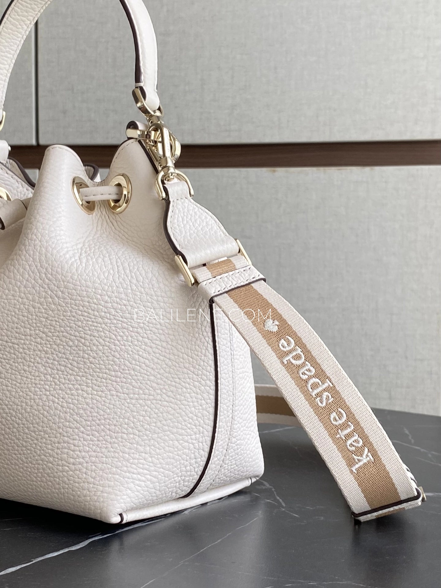detail-samping-Kate-Spade-Emma-Small-Bucket-Bag-Parchment-balilene