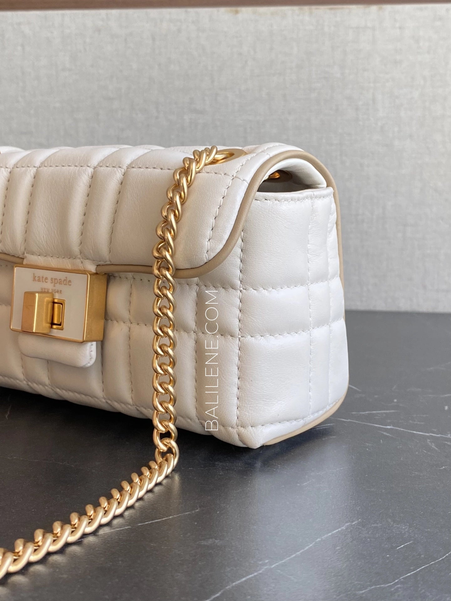 detail-samping-Kate-Spade-Evelyn-Small-Quilted-Leather-Ivory-balilene