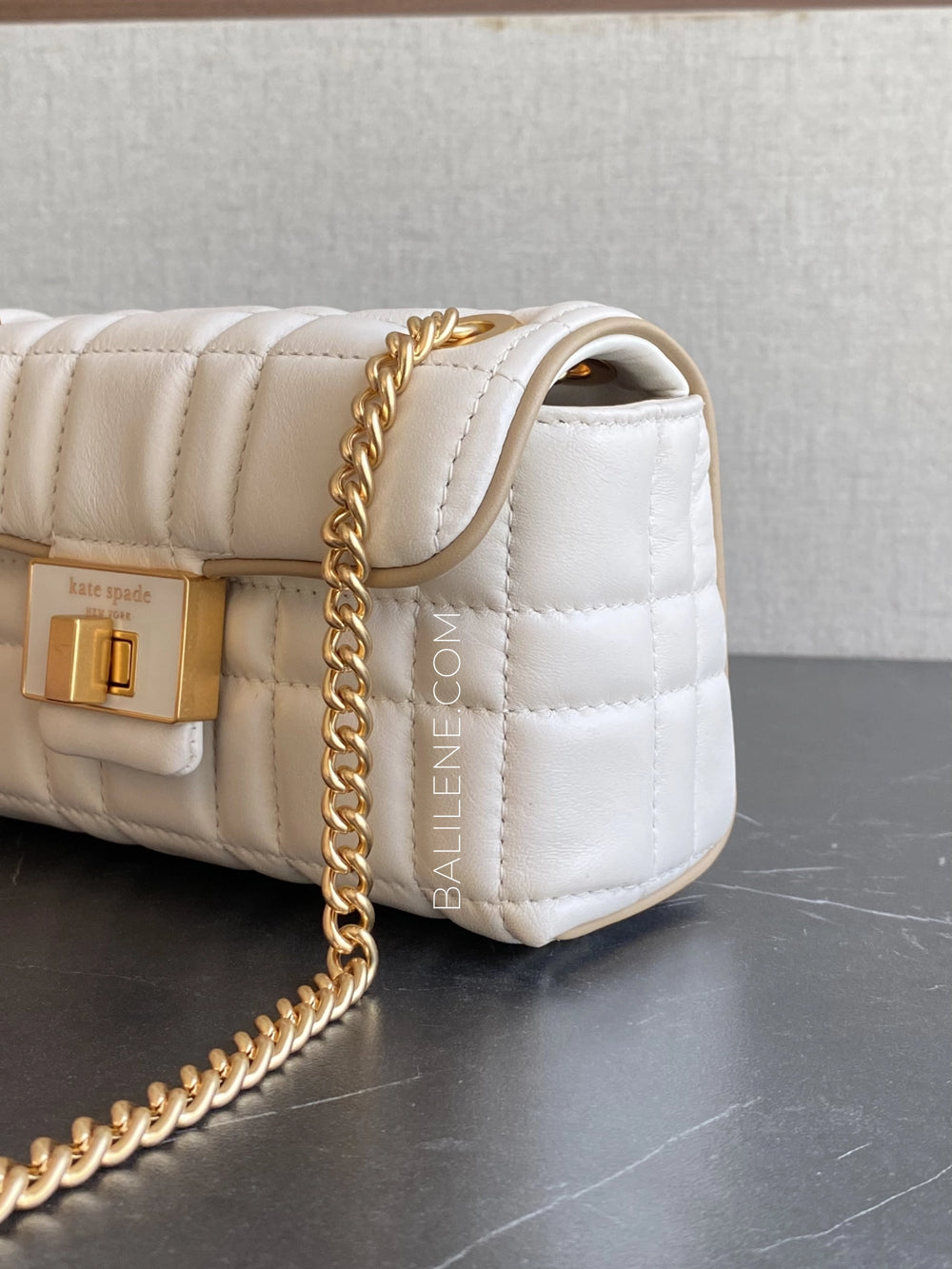 detail-samping-Kate-Spade-Evelyn-Small-Quilted-Leather-Ivory-balilene