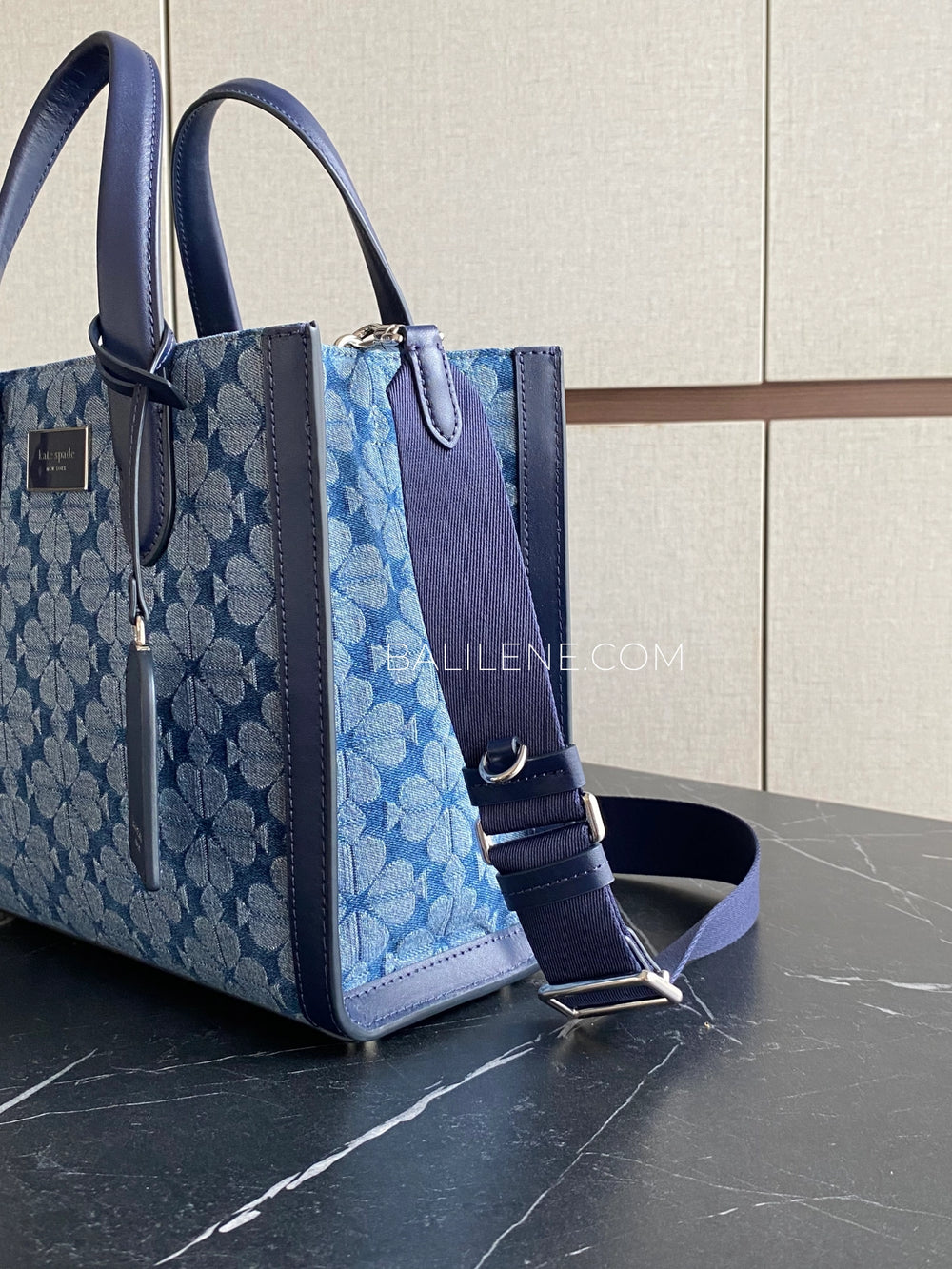 detail-samping-Kate-Spade-Flower-Jacquard-Denim-Manhattan-Small-Tote-Parisian-Navy-balilene