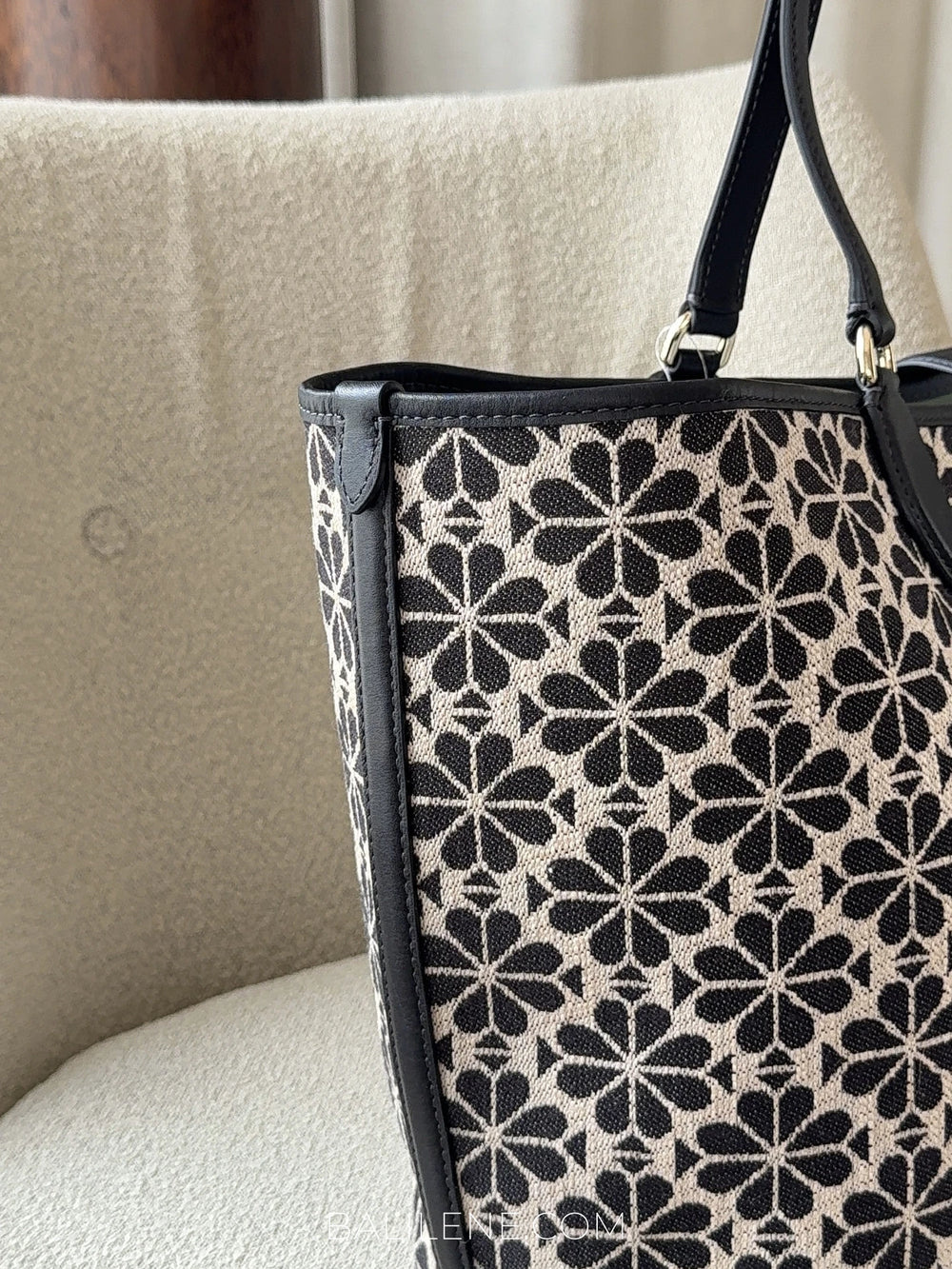 detail-samping-Kate-Spade-Flower-Jacquard-Large-Open-Tote-Sand-Multi-balilene