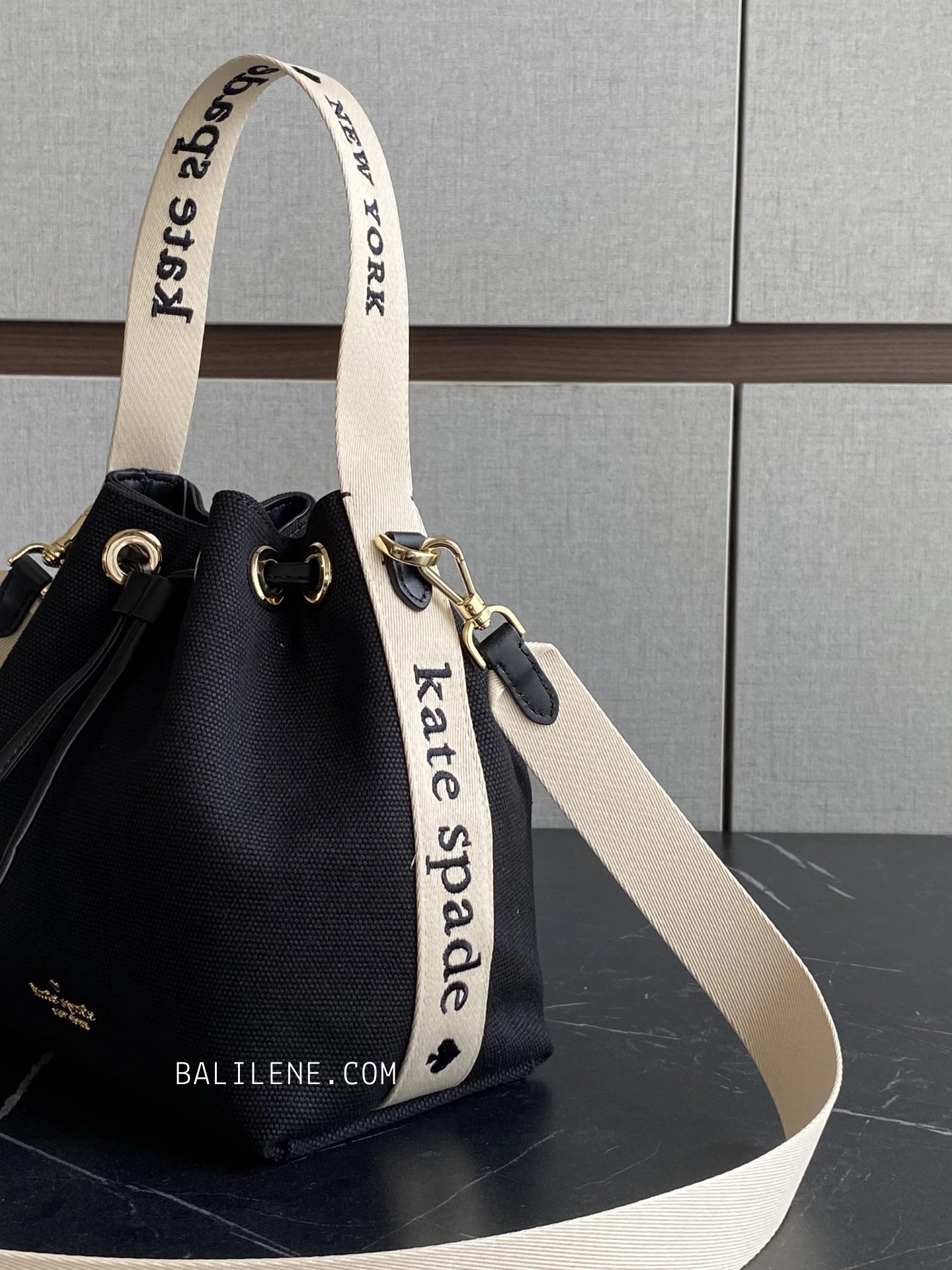 detail-samping-Kate-Spade-Kip-Canvas-Bucket-Bag-Black-balilene