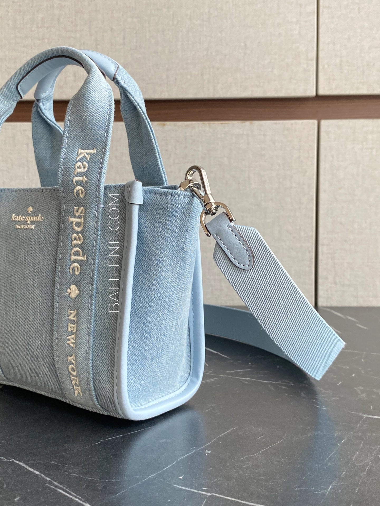 detail-samping-Kate-Spade-Kip-Denim-Mini-Tote-Blue-Multicolor-balilene