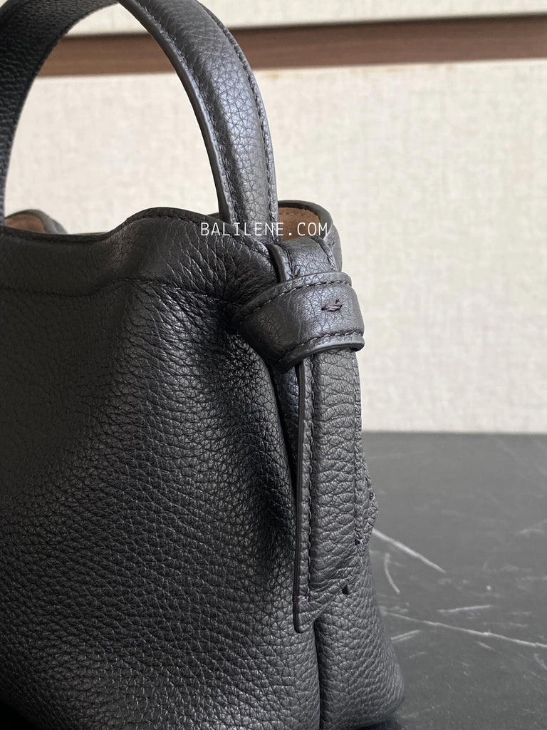 detail-samping-Kate-Spade-Knott-Mini-Crossbody-Pebbled-Leather-Black-balilene
