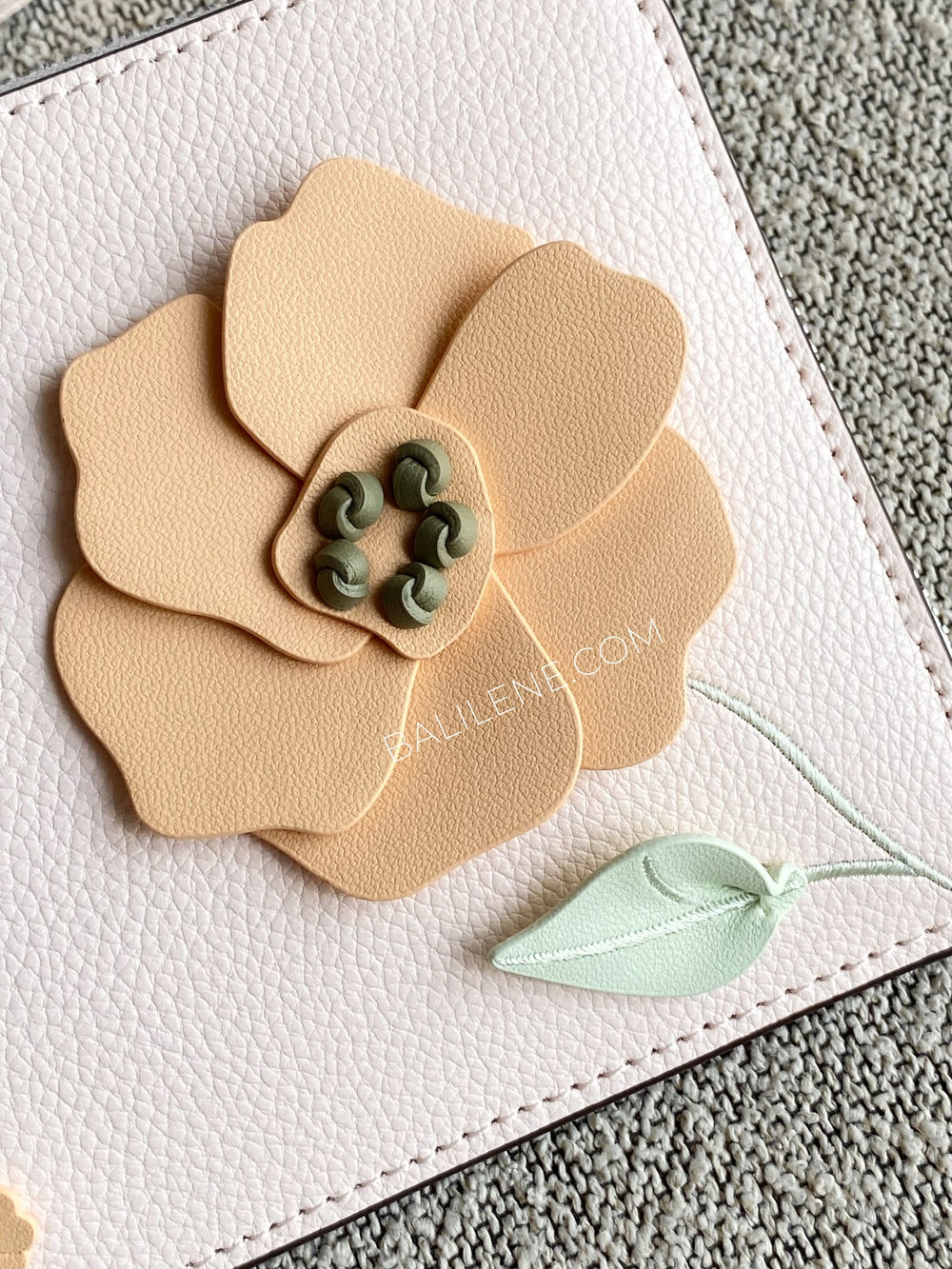 detail-samping-Kate-Spade-Lucy-Floral-Medium-L-zip-Wristlet-Fresh-Peach-Multi-balilene