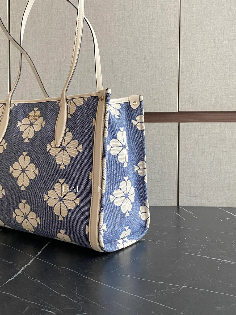 detail-samping-Kate-Spade-Market-Tote-Spaced-Spade-Flower-Halo-White-balilene