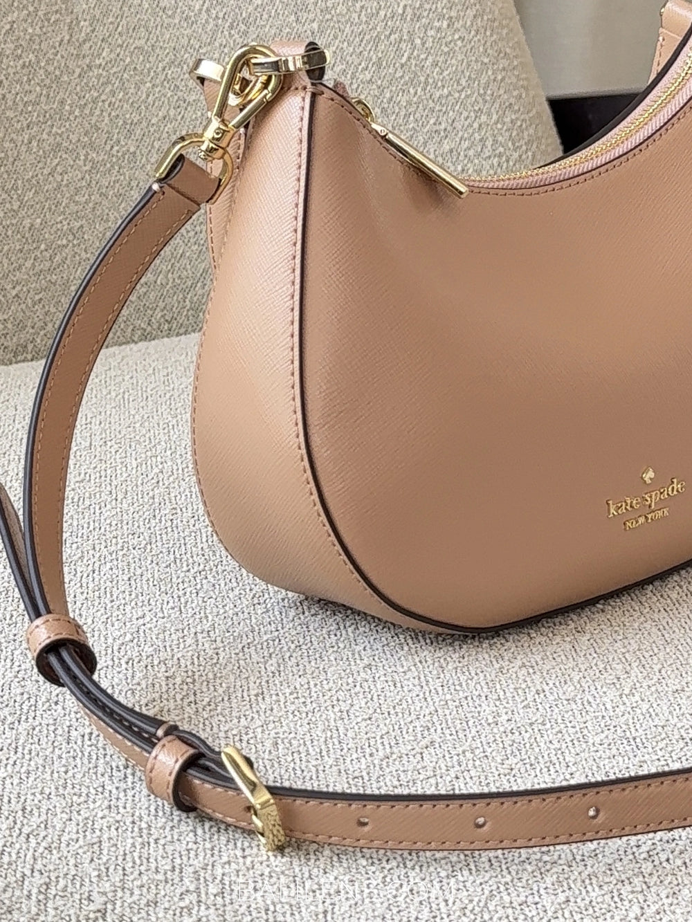 detail-samping-Kate-Spade-Paige-Shoulder-Bag-Light-Fawn-balilene