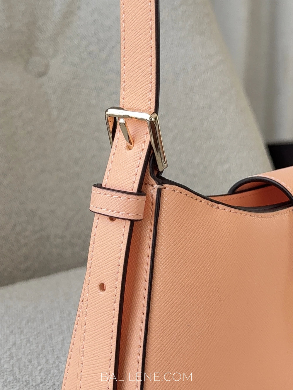 detail-samping-Kate-Spade-Reegan-Small-Shoulder-Bag-Orange-Cream-balilene
