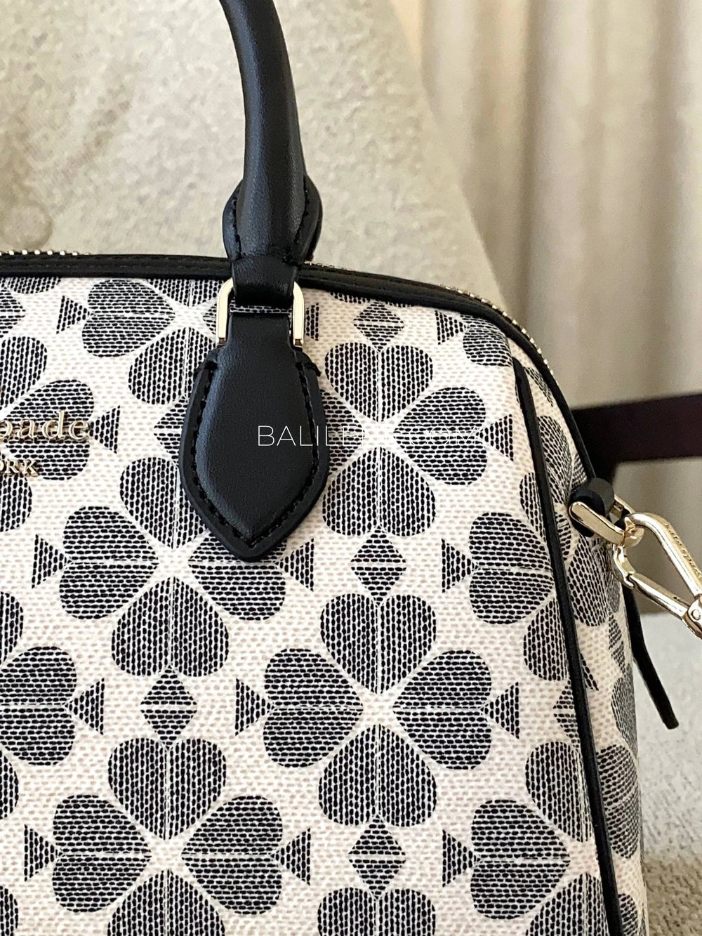 detail-samping-Kate-Spade-Signature-Spade-Flower-Duffle-Crossbody-Bag-Black-Multi-balilene