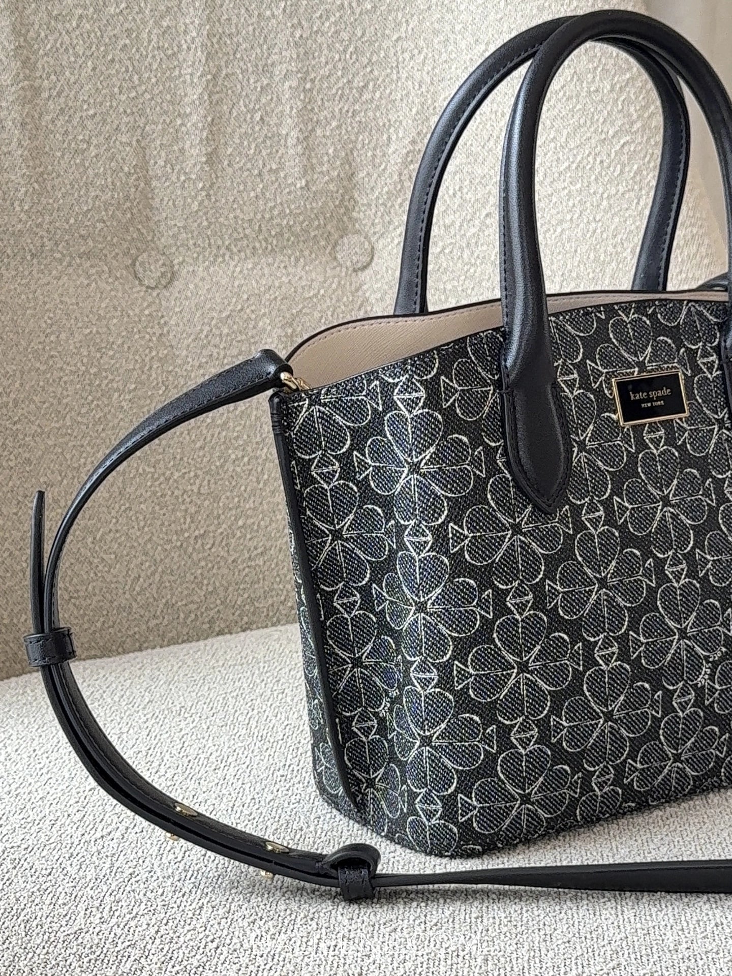 detail-samping-Kate-Spade-Suite-Spade-Flower-Coated-Canvas-Crossbody-Tote-Black-Multi-balilene