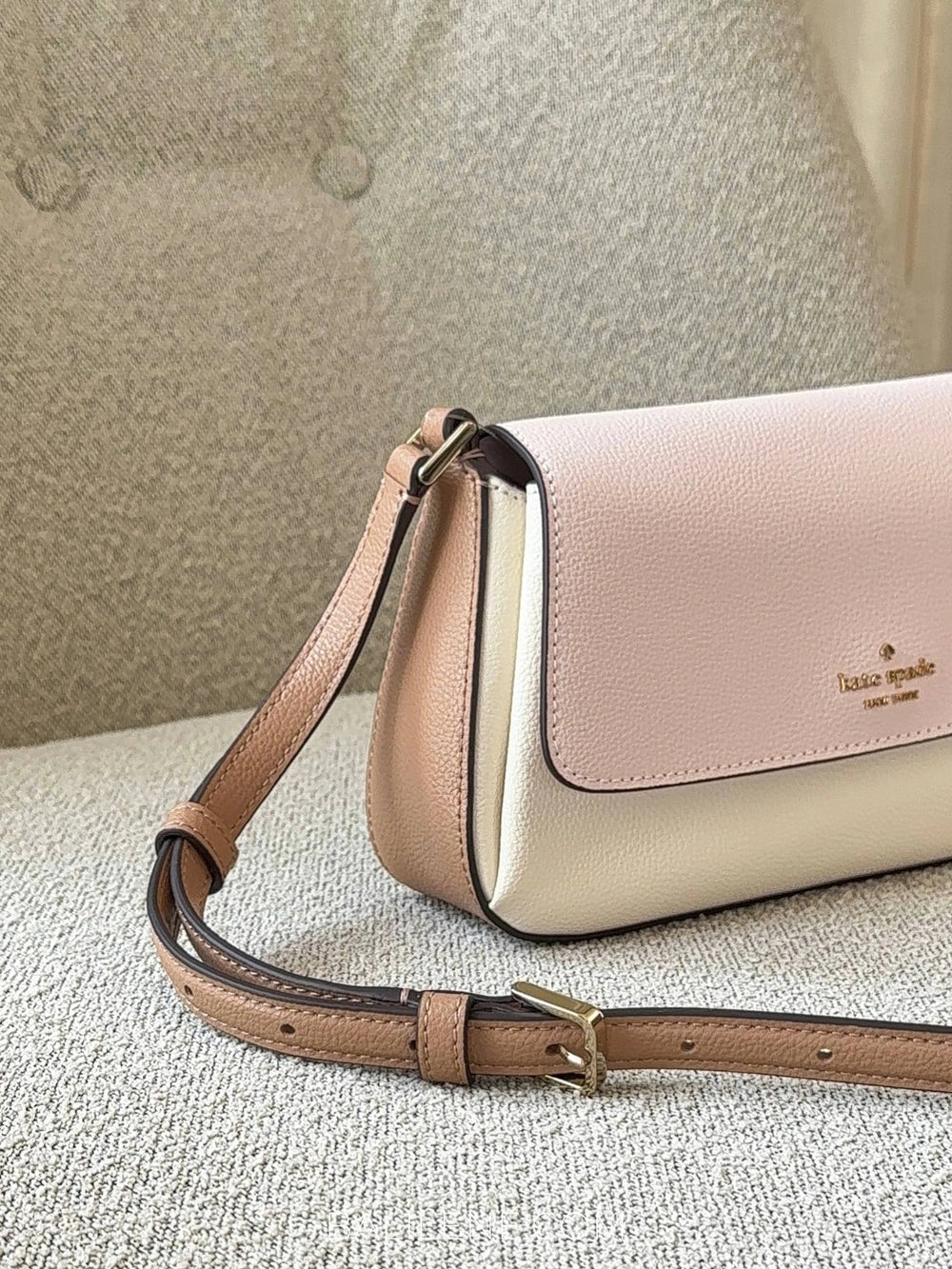 detail-samping-Kate-Spade-Sutton-Mini-Flap-Crossbody-Bag-Powdered-Sugar-Multi-balilene