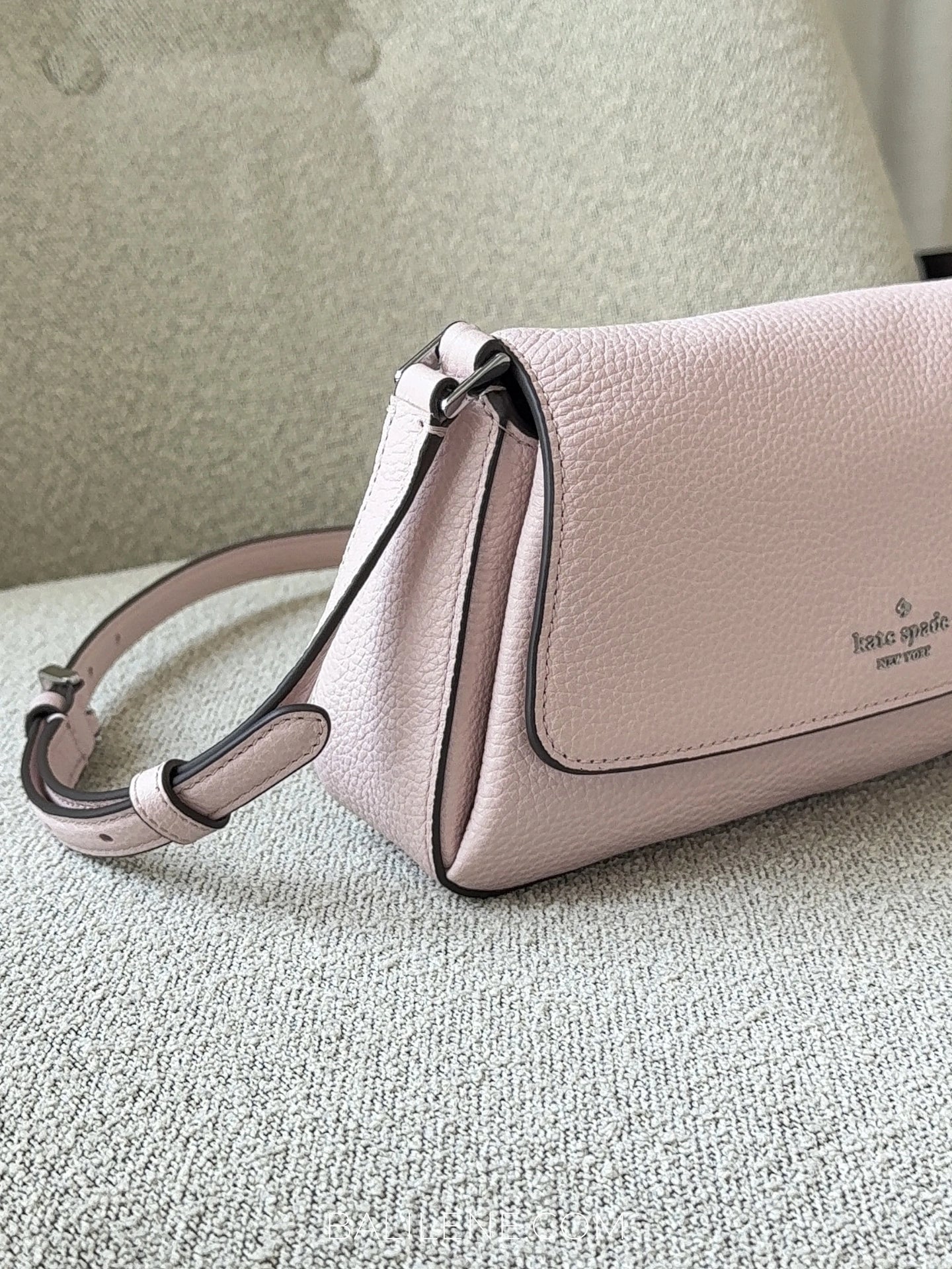 detail-samping-Kate-Spade-Sutton-Mini-Flap-Crossbody-Bag-Rose-Smoke-balilene