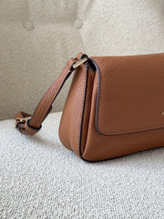 detail-samping-Kate-Spade-Sutton-Mini-Flap-Crossbody-Bag-Warm-Gingerbread-balilene