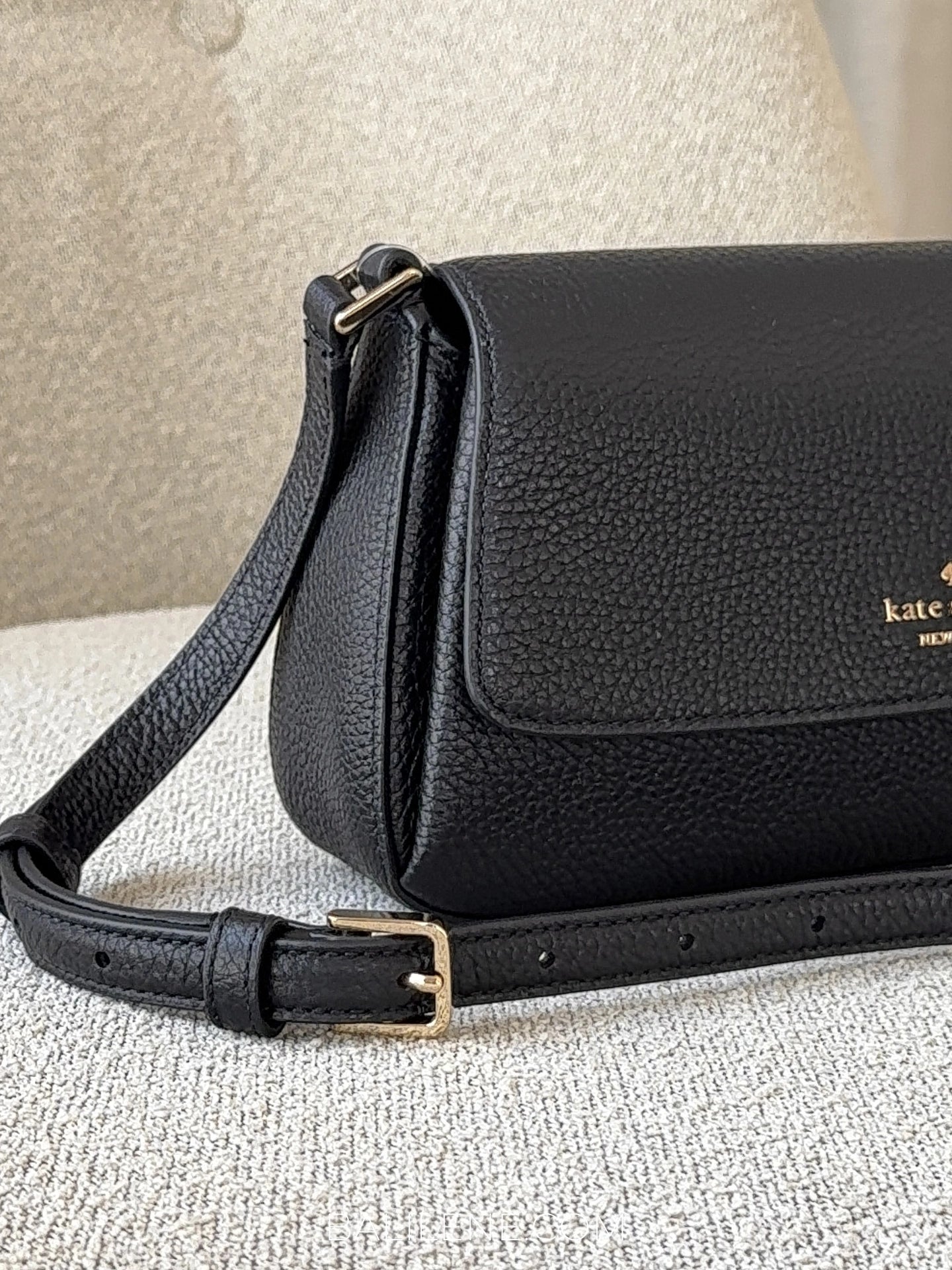 detail-samping-Kate-Spade-Sutton-Mini-Flap-Crossbody-Black-balilene