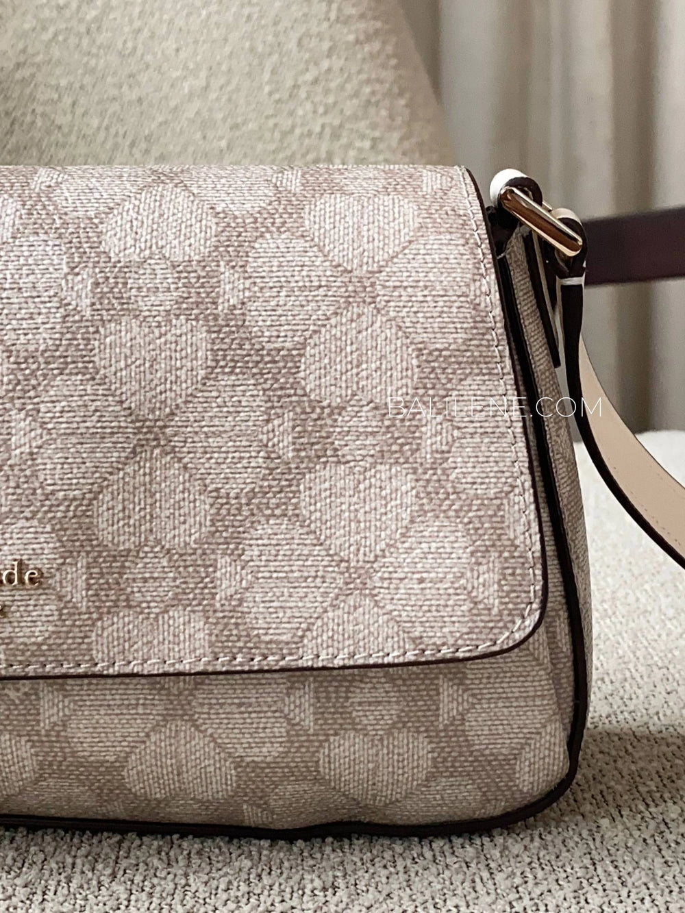 detail-samping-Kate-Spade-Sutton-Spade-Flower-Mini-Flap-Crossbody-Dark-Beige-Moon-Dust-balilene