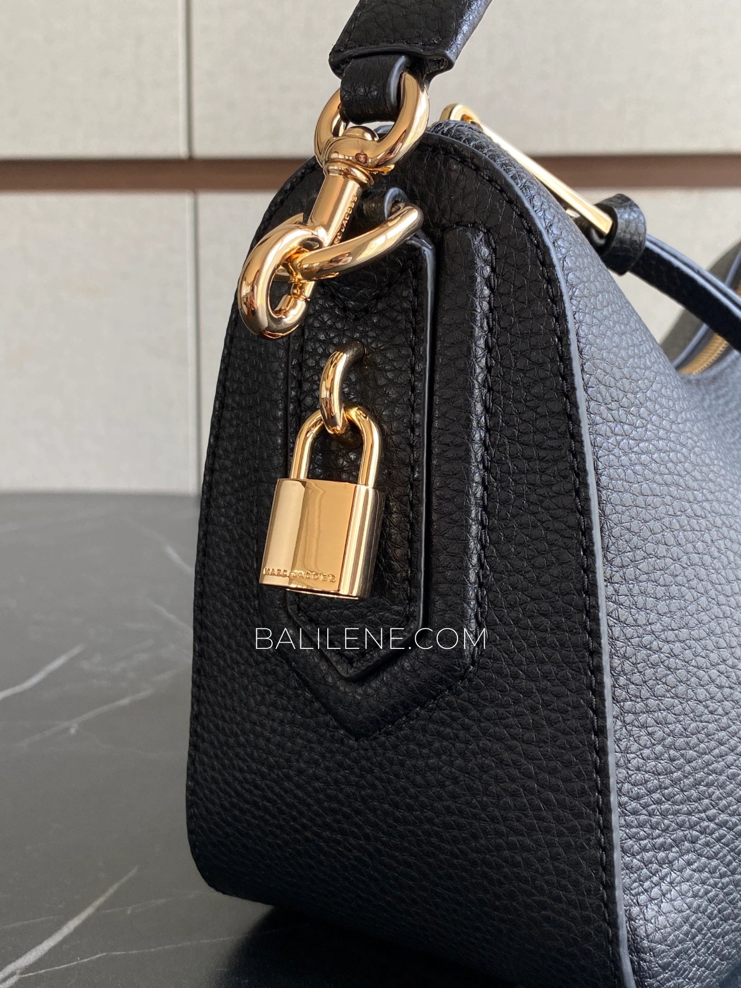detail-samping-Marc-Jacob-Drifter-Large-Hobo-Bag-Black-balilene