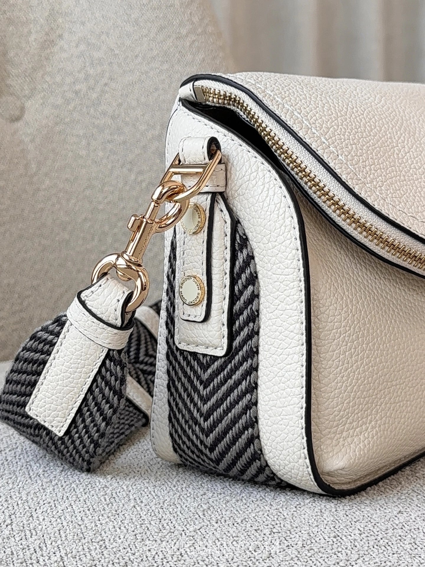 detail-samping-Marc-Jacobs-The-Groove-Mini-Messenger-Bag-Marshmallow-balilene