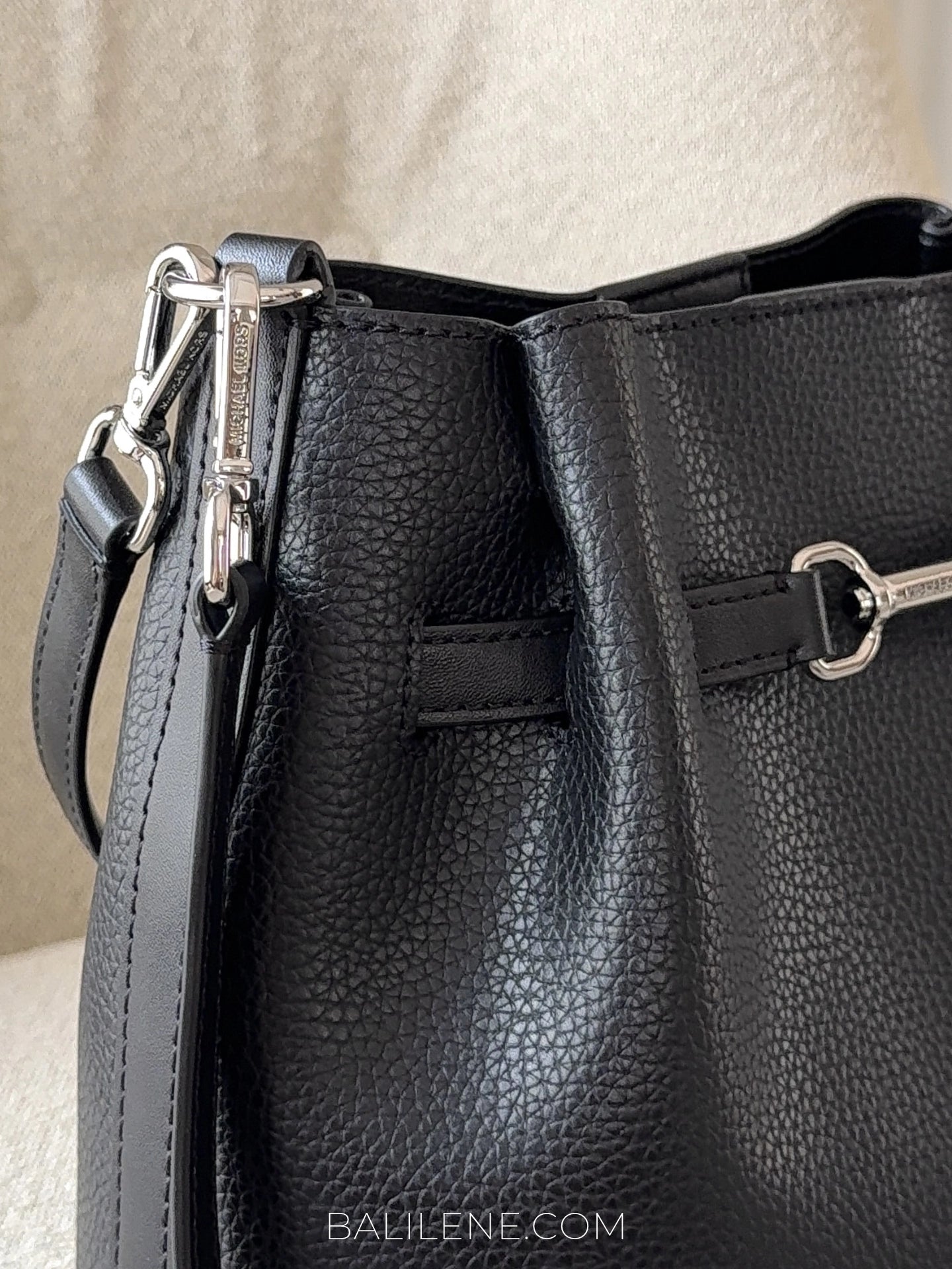 detail-samping-Michael-Kors-Carson-Medium-Pebbled-Leather-Convertible-Bucket-Crossbody-Bag-Black-balilene