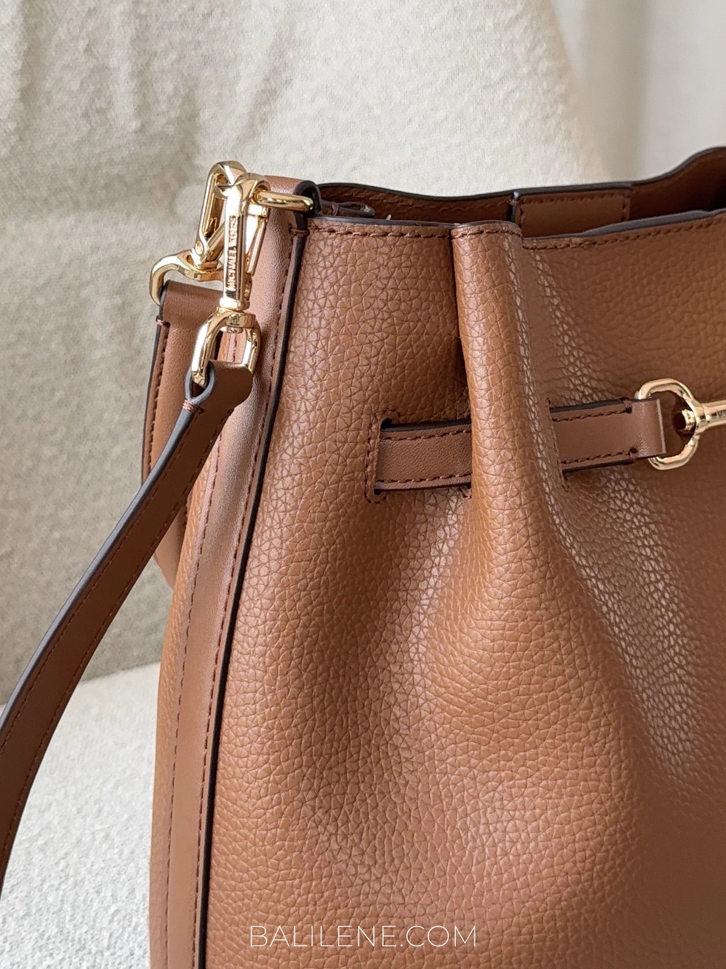 detail-samping-Michael-Kors-Carson-Medium-Pebbled-Leather-Convertible-Bucket-Crossbody-Bag-Luggage-balilene