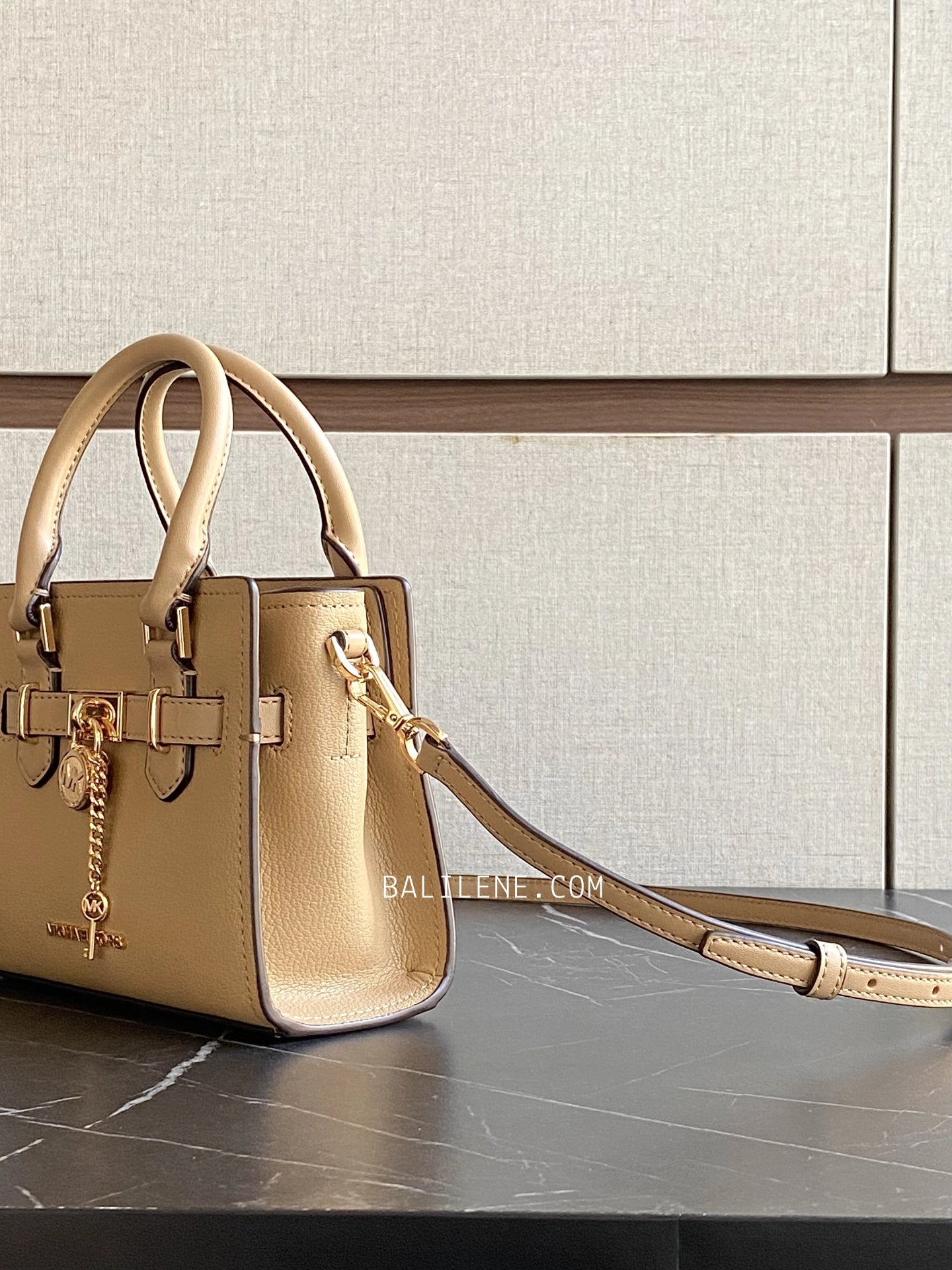 detail-samping-Michael-Kors-Hamilton-Extra-Small-Satchel-Leather-Crossbody-Bag-Camel-balilene