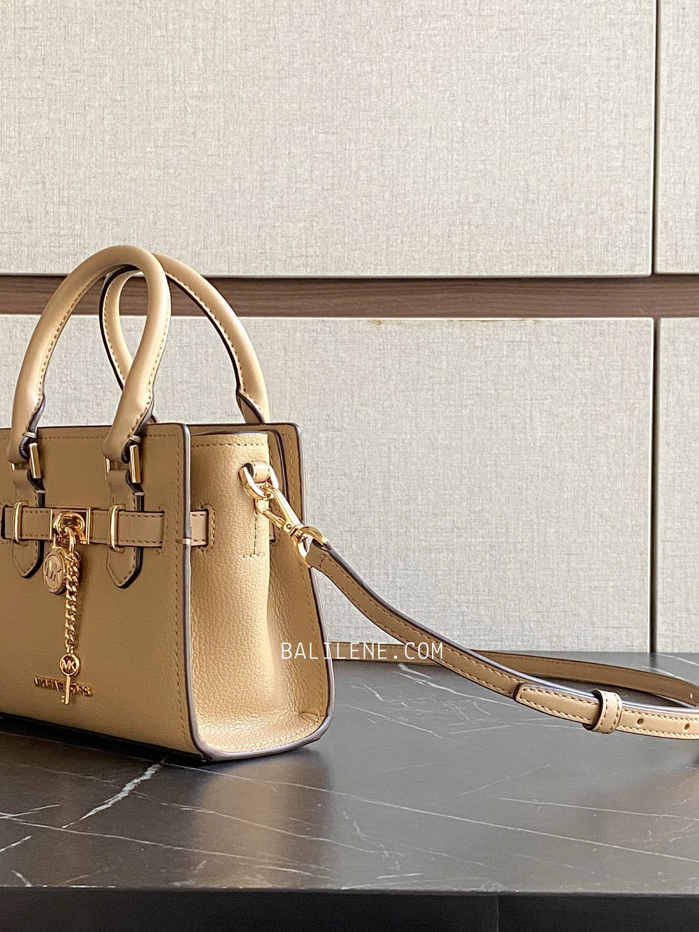 detail-samping-Michael-Kors-Hamilton-Extra-Small-Satchel-Leather-Crossbody-Bag-Camel-balilene