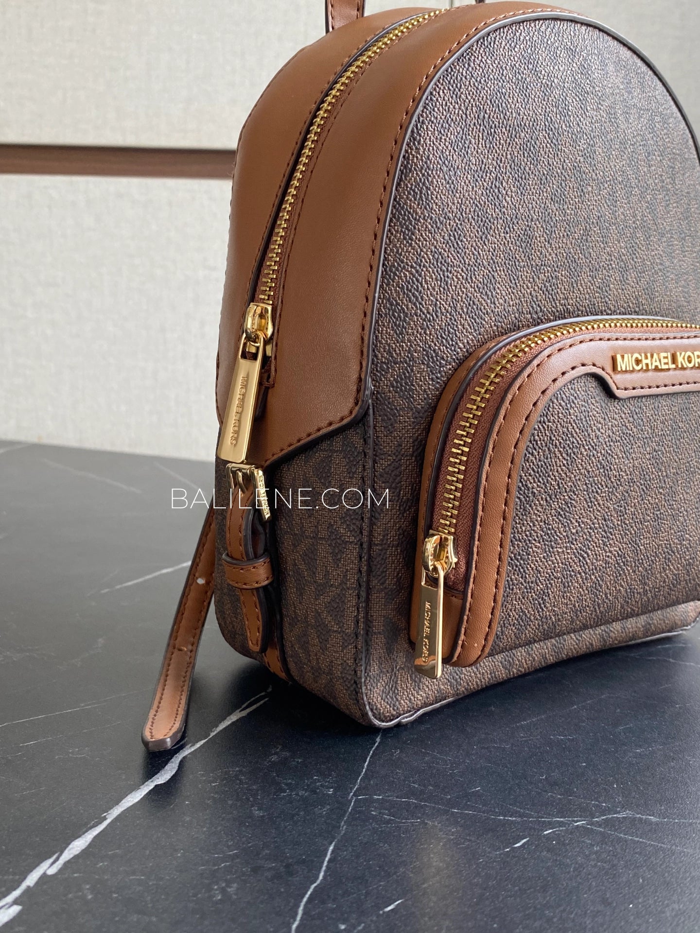 detail-samping-Michael-Kors-Jaycee-Extra-Small-Logo-Brown-balilene