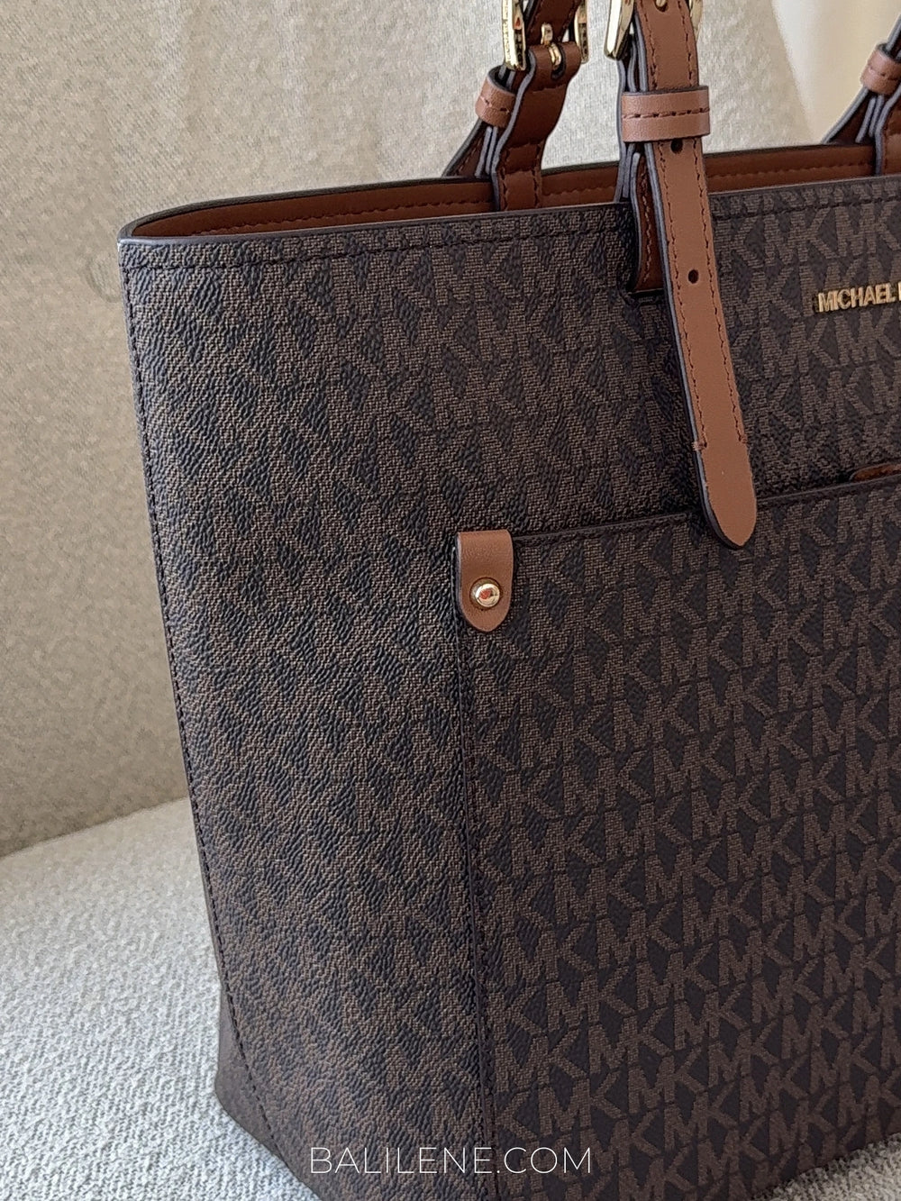 detail-samping-Michael-Kors-Jet-Set-Medium-Logo-Pocket-Tote-Bag-Brown-balilene