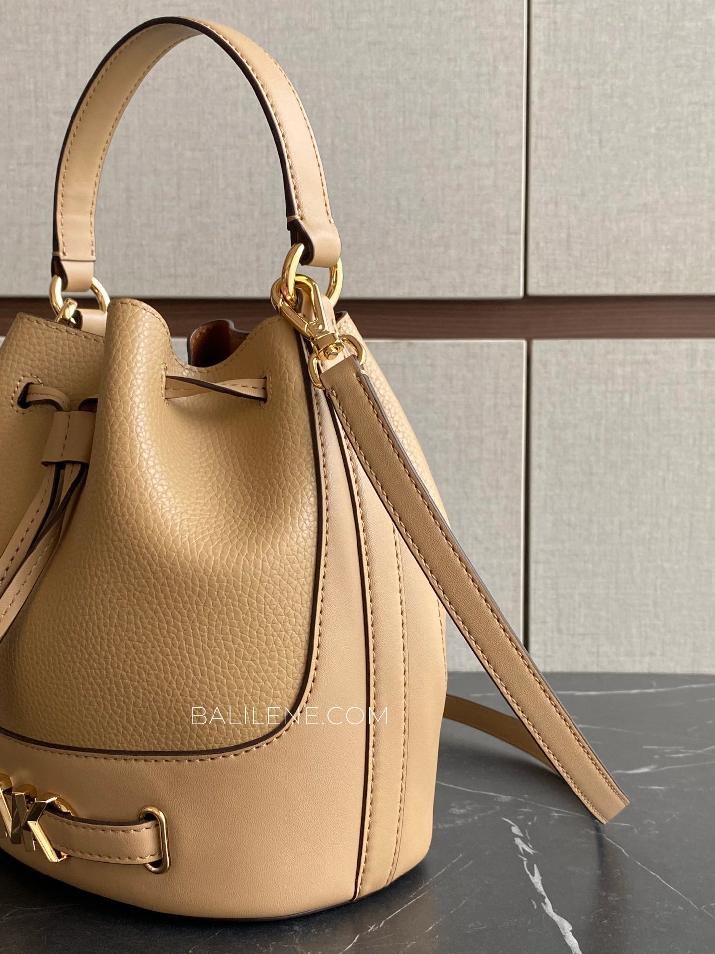 detail-samping-Michael-Kors-Reed-Medium-Belted-Messenger-Leather-Bag-Camel-balilene