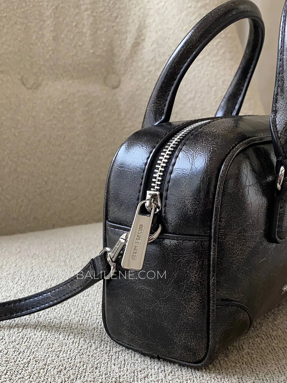detail-samping-Michael-Kors-Thompson-Extra-Small-Distressed-Convertible-Satchel-Bag-Black-balilene