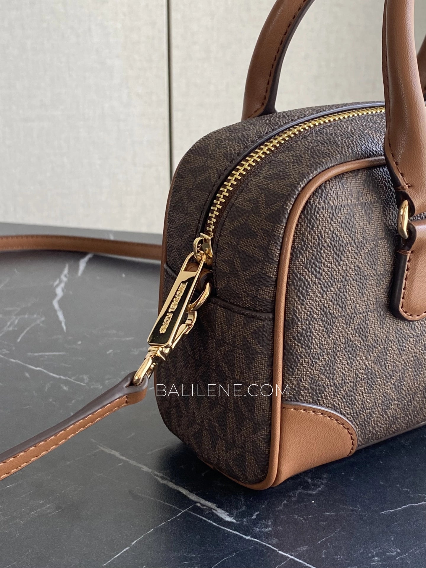 detail-samping-Michael-Kors-Thompson-Extra-Small-Signature-Logo-Convertible-Satchel-Bag-Brown-balilene