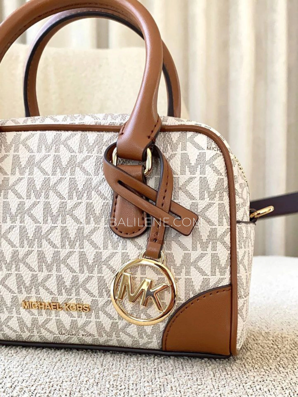 detail-samping-Michael-Kors-Thompson-Extra-Small-Signature-Logo-Convertible-Satchel-Bag-Vanilla-balilene