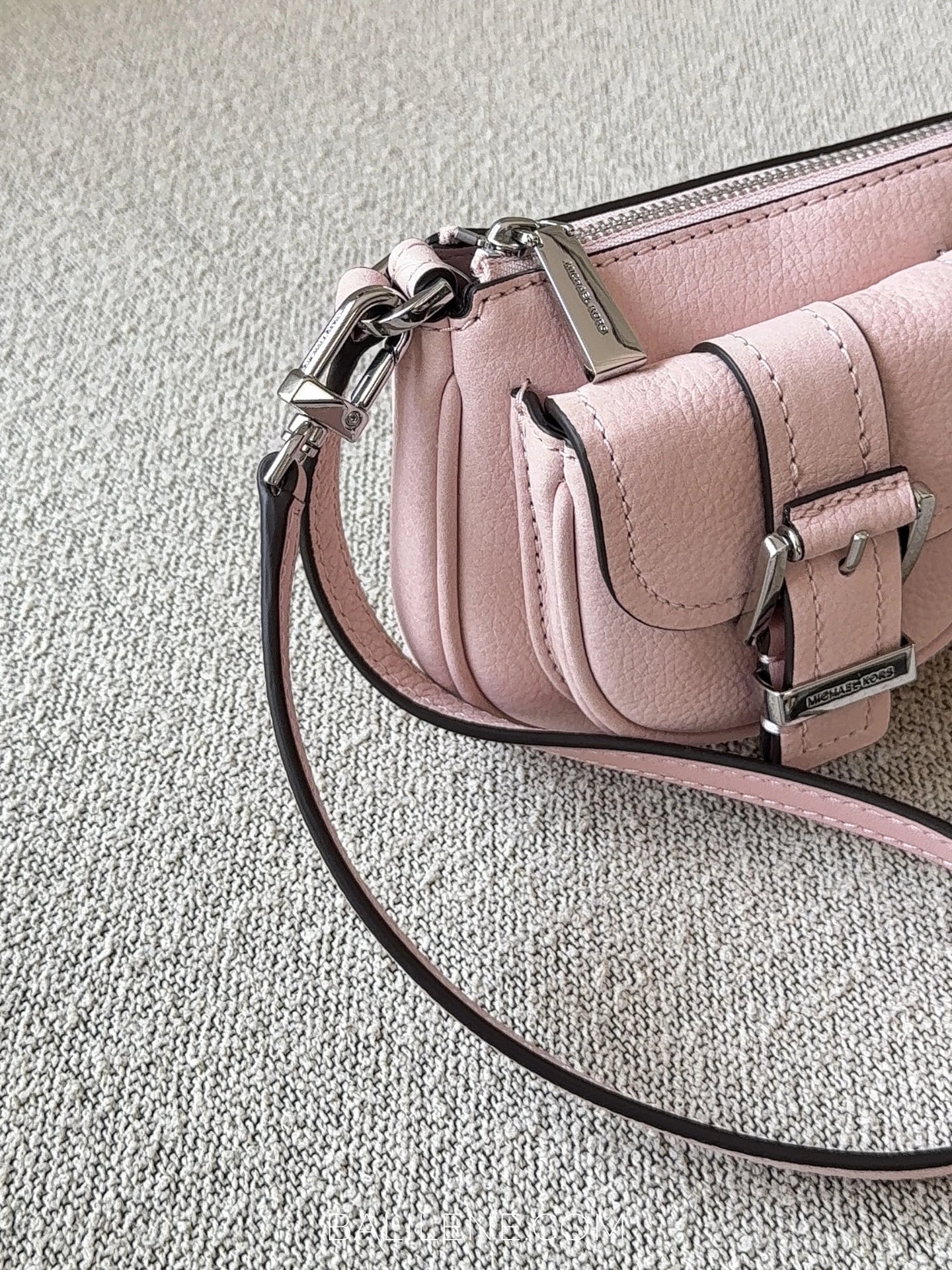 detail-samping-Michael-Kors-Zoe-Small-Nubuck-Convertible-Pochette-Smokey-Rose-balilene