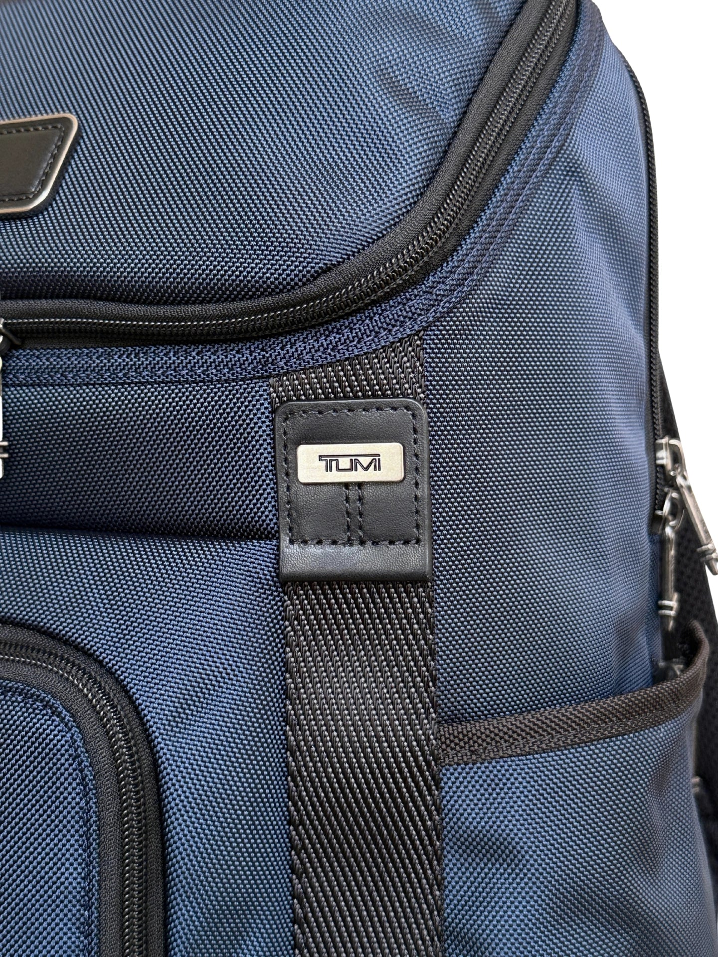 detail-samping-TM-Thornhill-Backpack-Navy
